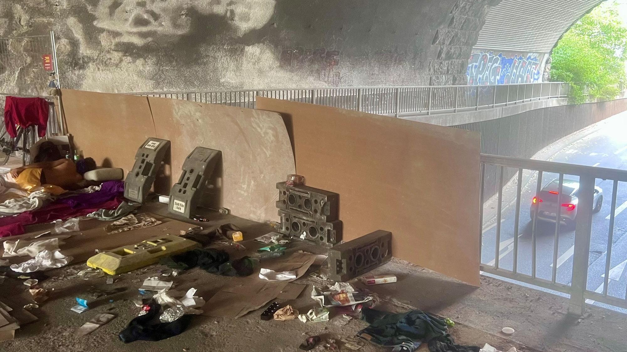 Mehrere Obdachlose hatten hier ihr Lager aufgeschlagen. Inzwischen ist es geräumt.