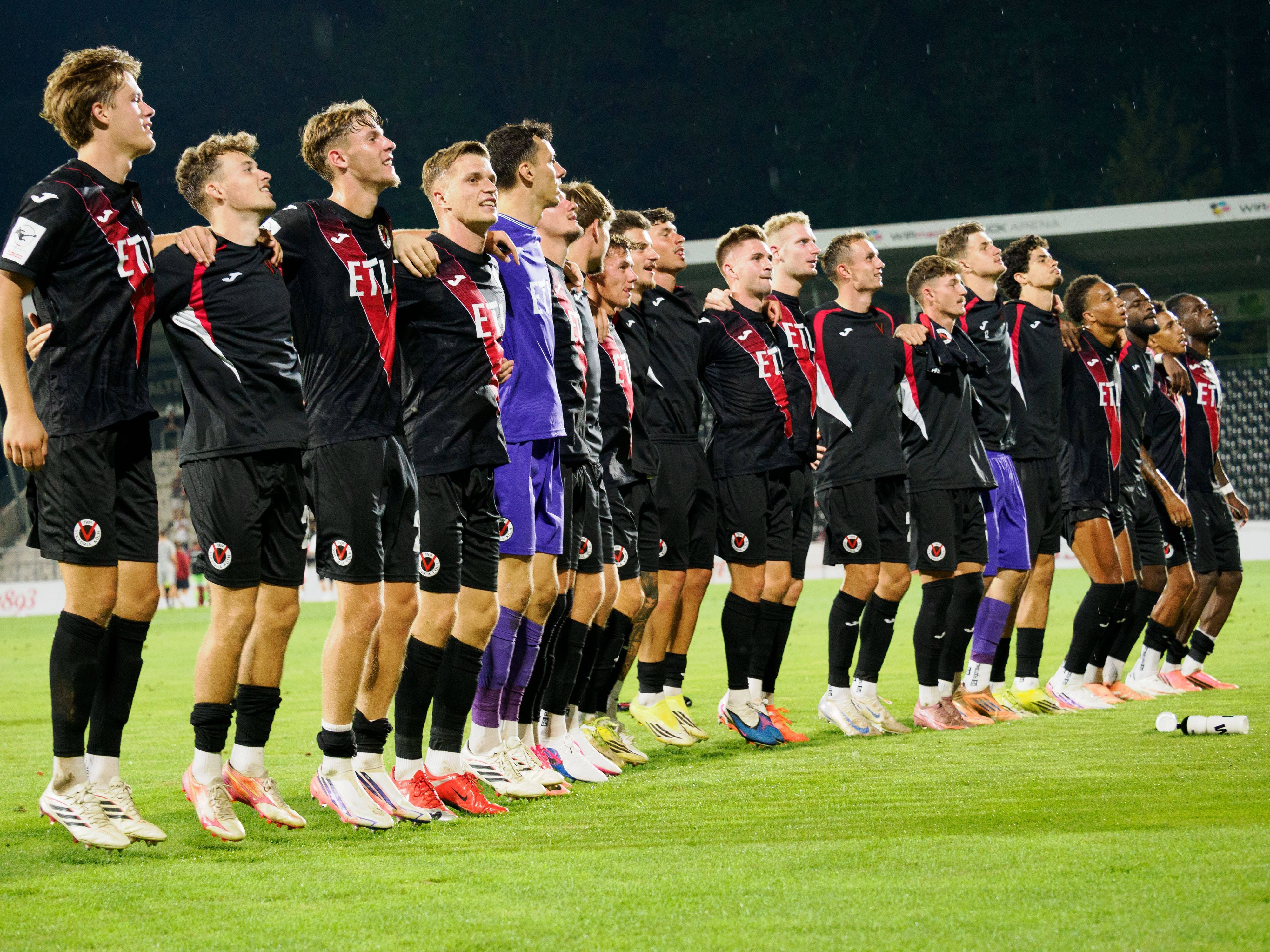 Mannschaft von Viktoria Köln feiert mit den Fans den 1:3 Sieg GER, Fussball, VfB Stuttgart II vs. Viktoria Koeln, 3. Liga, 2. Spieltag, Saison 2026/2027, 16.08.2026 GER, Fussball, VfB Stuttgart II vs. Viktoria Koeln, 3. Liga, 2. Spieltag, Saison 2026/2027, 16.08.2026 Aspach *** The Viktoria Cologne team celebrates its 1-3 victory with the fans. GER, Soccer, VfB Stuttgart II vs. Viktoria Cologne, 3. Liga, Matchday 2, 20262027 Season, August 16, 2026 GER, Soccer, VfB Stuttgart II vs. Viktoria Cologne, 3rd Division, Matchday 2, 20262027 Season, August 16, 2026 Aspach Copyright: xCarstenxSchweringx EP_CSG