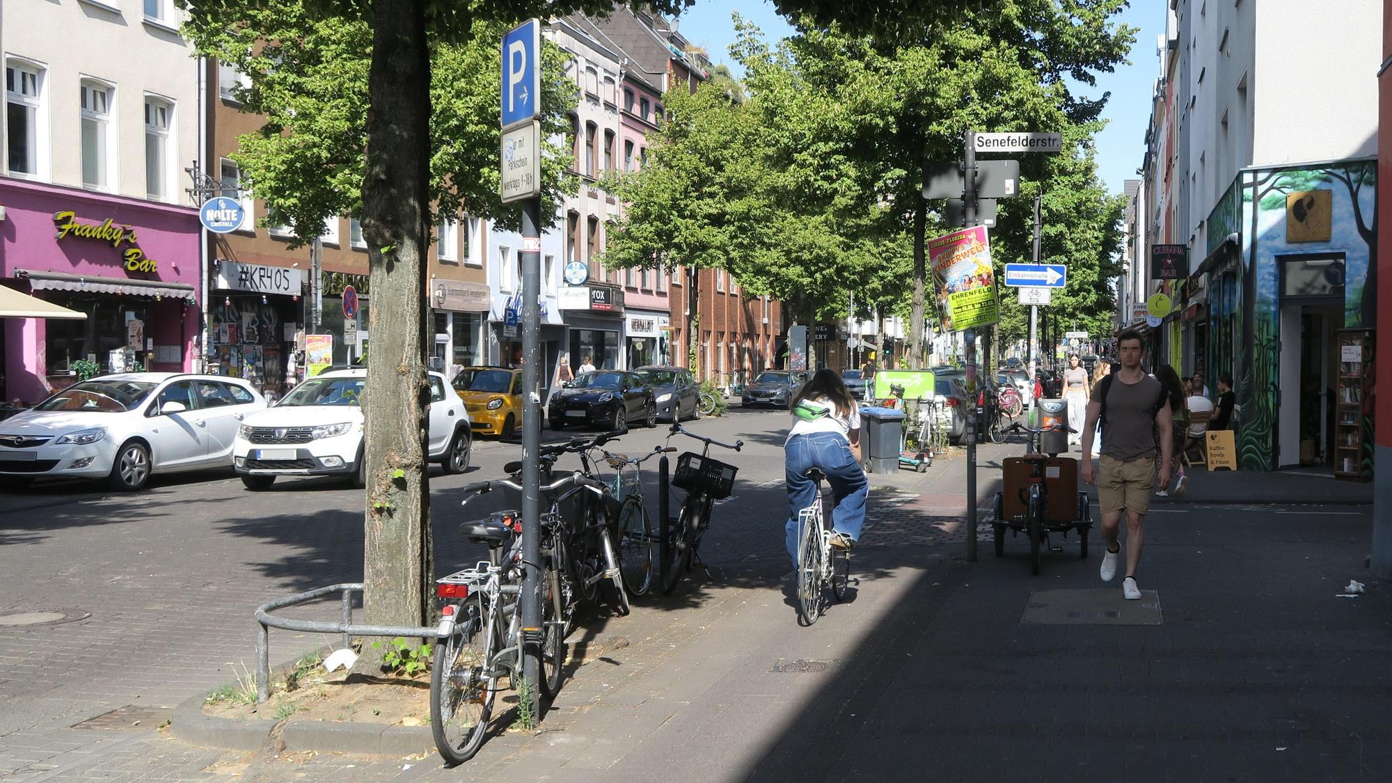 Kaum noch zu erkennen ist der Radweg entlang der Venloer Straße westlich des Ehrenfeldgürtels. Die Benutzung ist noch erlaubt, aber sie macht die Räume eng.