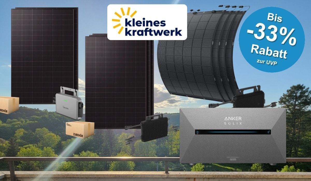 Balkonkraftwerk-Panele von Kleines Kraftwerk auf einem Balkon vor einem grünen Wald: links starre bifaziale Solarmodule mit Hoymiles-Wechselrichter und Zubehörkarton, rechts flexible TopCon-Module, unten rechts ein Anker SOLIX 2 Speicher. Oben mittig das Logo von Kleines Kraftwerk.