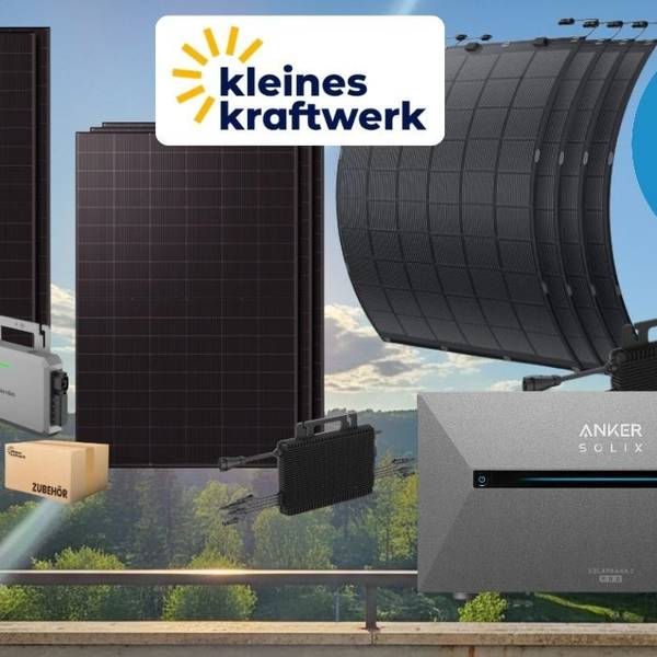 Balkonkraftwerk-Panele von Kleines Kraftwerk auf einem Balkon vor einem grünen Wald: links starre bifaziale Solarmodule mit Hoymiles-Wechselrichter und Zubehörkarton, rechts flexible TopCon-Module, unten rechts ein Anker SOLIX 2 Speicher. Oben mittig das Logo von Kleines Kraftwerk.