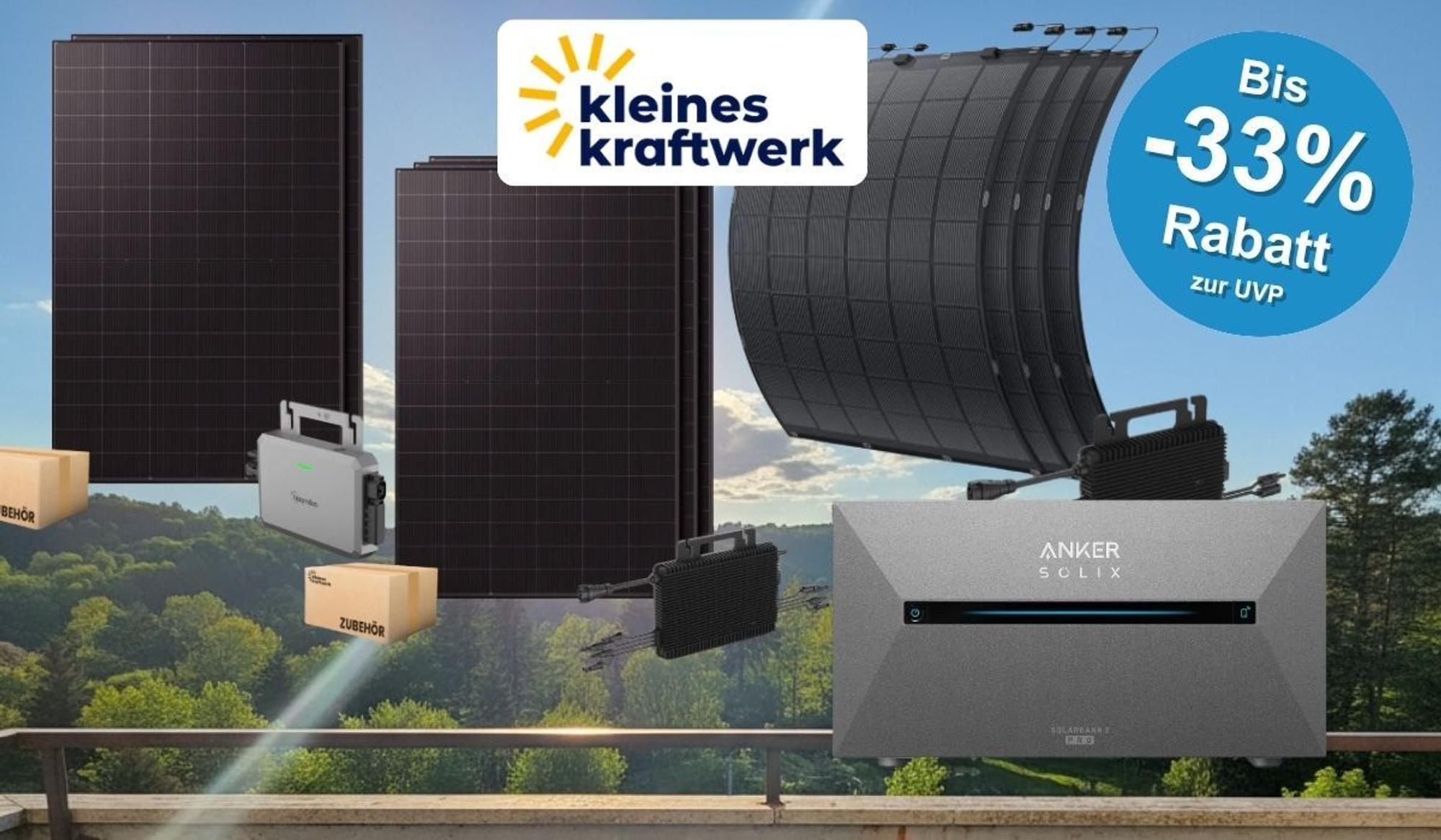 Balkonkraftwerk-Panele von Kleines Kraftwerk auf einem Balkon vor einem grünen Wald: links starre bifaziale Solarmodule mit Hoymiles-Wechselrichter und Zubehörkarton, rechts flexible TopCon-Module, unten rechts ein Anker SOLIX 2 Speicher. Oben mittig das Logo von Kleines Kraftwerk.