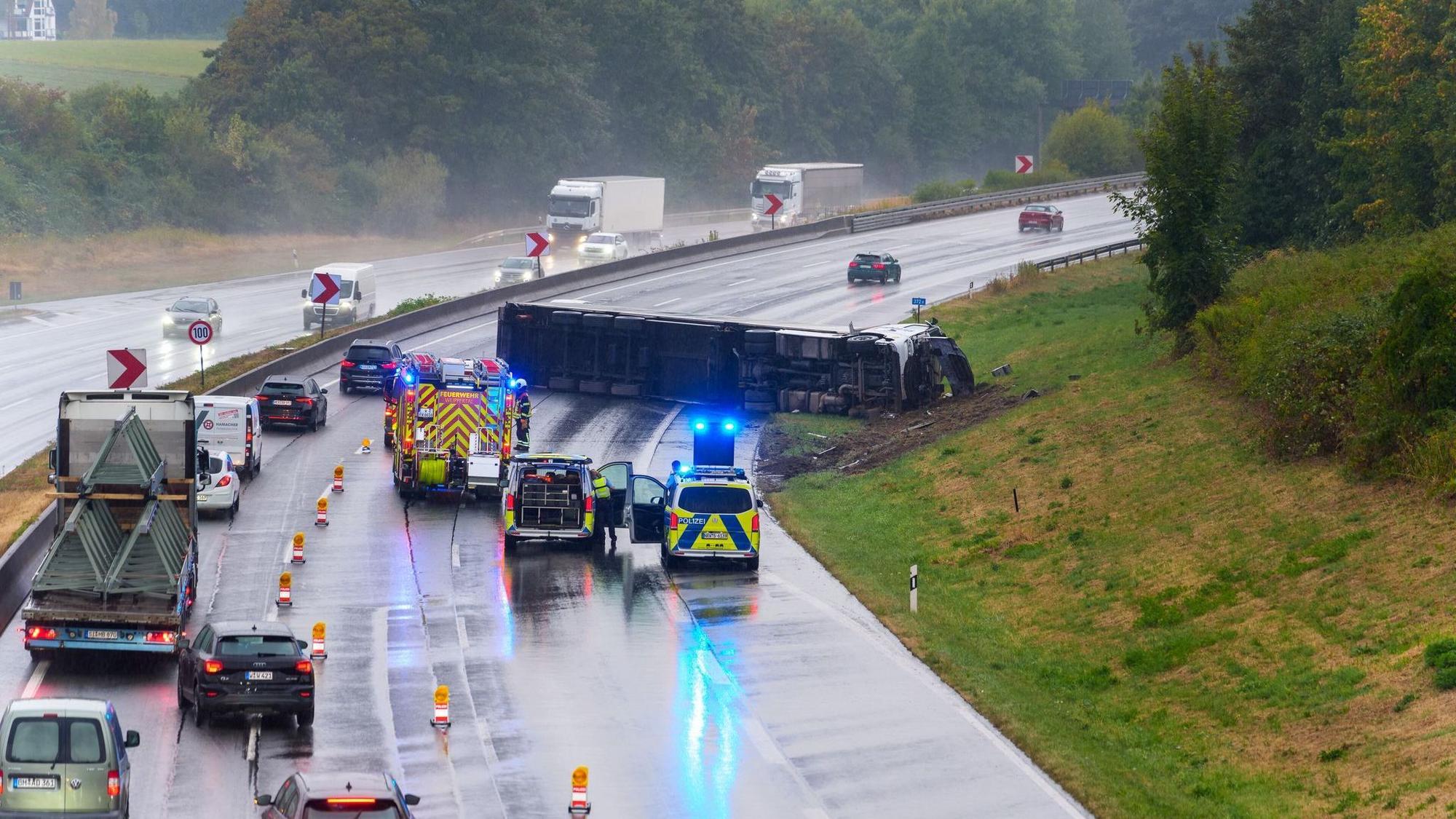 Umgekippter Lkw auf A1 - mehrere Kilometer Rückstau