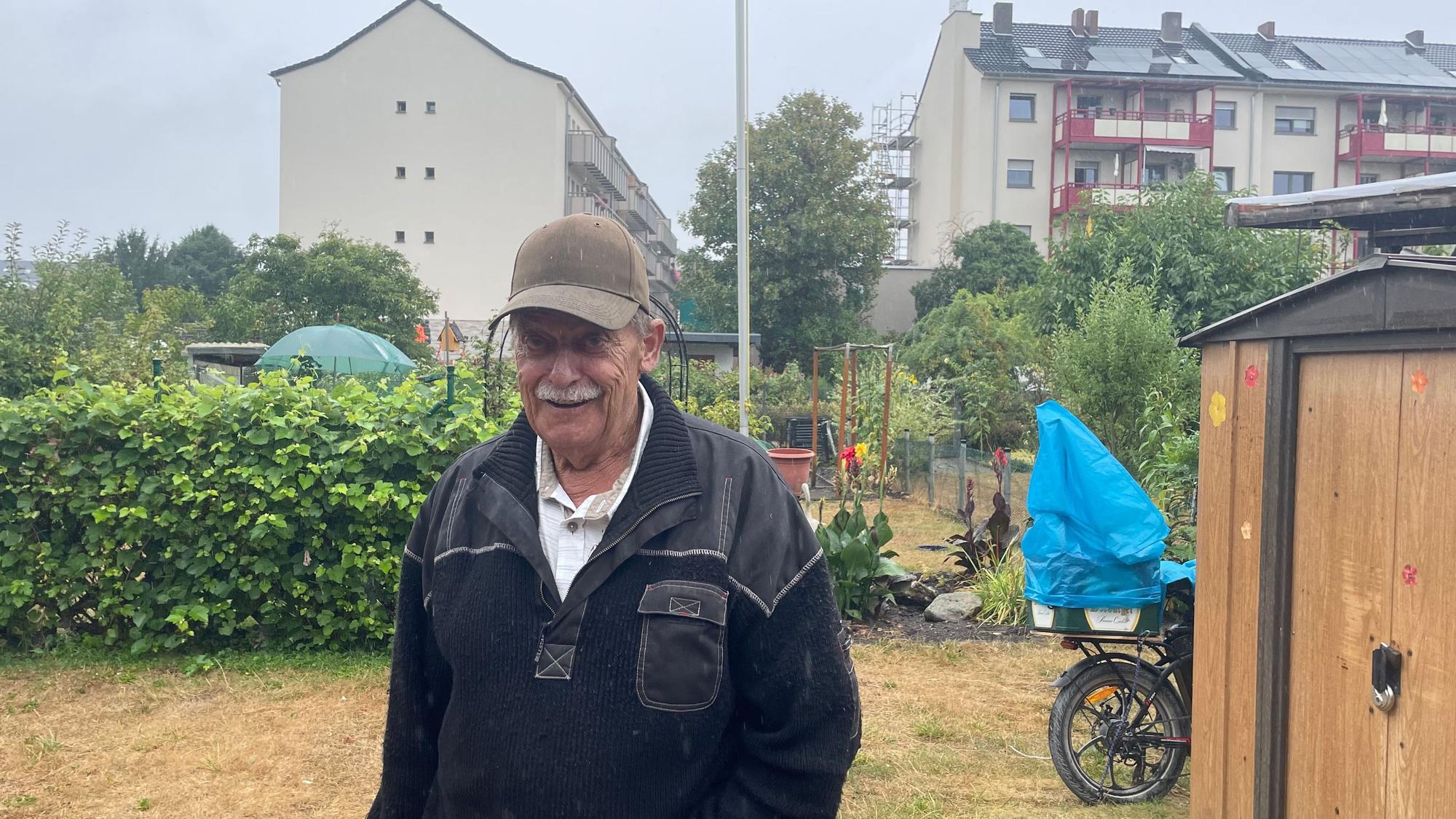 Franz Kotnik (75) steht in seinem Schrebergarten in Nippes. Er pflegt ihn seit 36 Jahren.