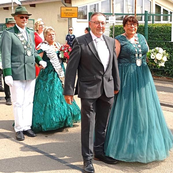 Das Foto zeigt Schützenmajestäten.