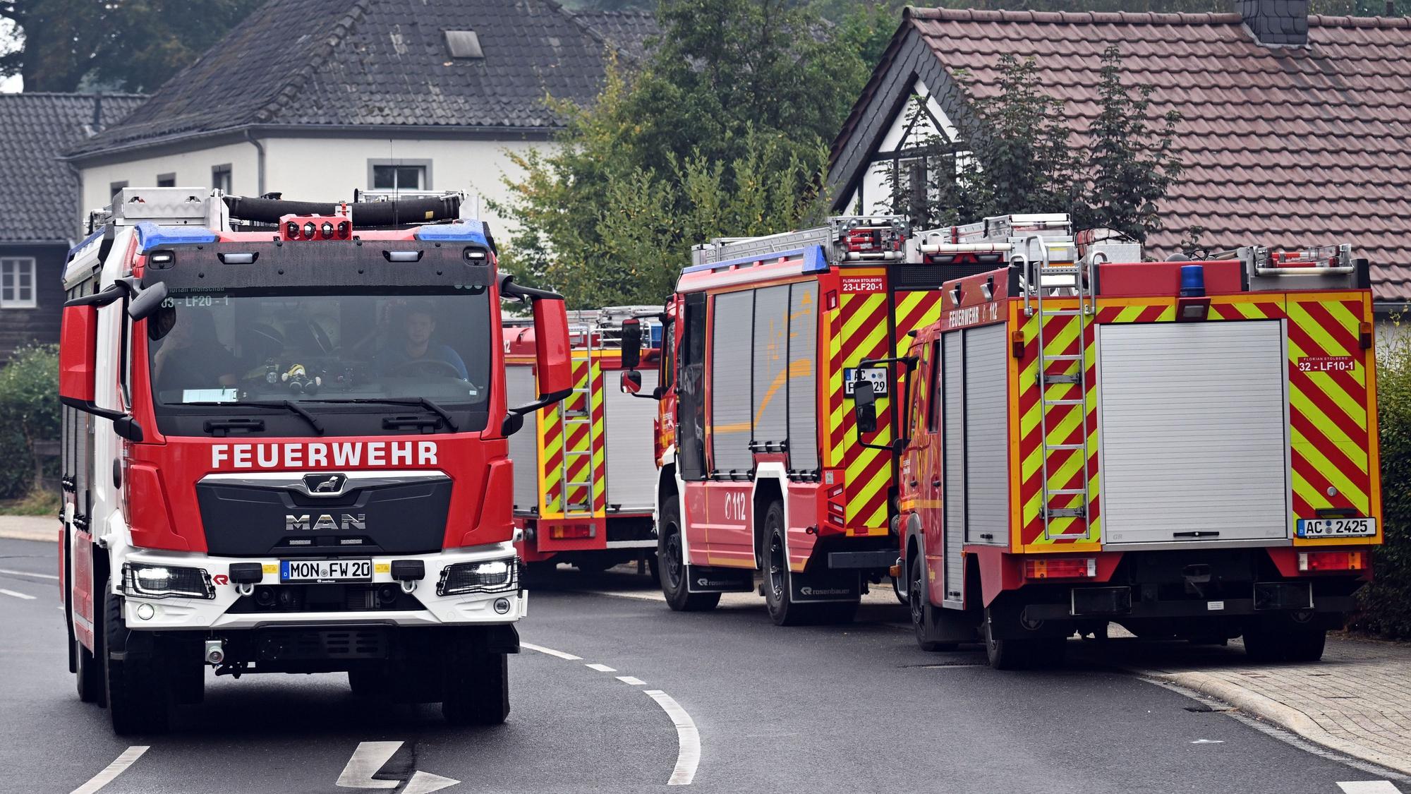 Monschau: Ein Feuerwehrfahrzeug fährt in Kalterherberg an Einsatzfahrzeugen vorbei, die auf ihren Einsatz warten. Die Bekämpfung des Brands im Naturschutzgebiet Hohes Venn in Belgien direkt an der Grenze zu Deutschland geht weiter.
