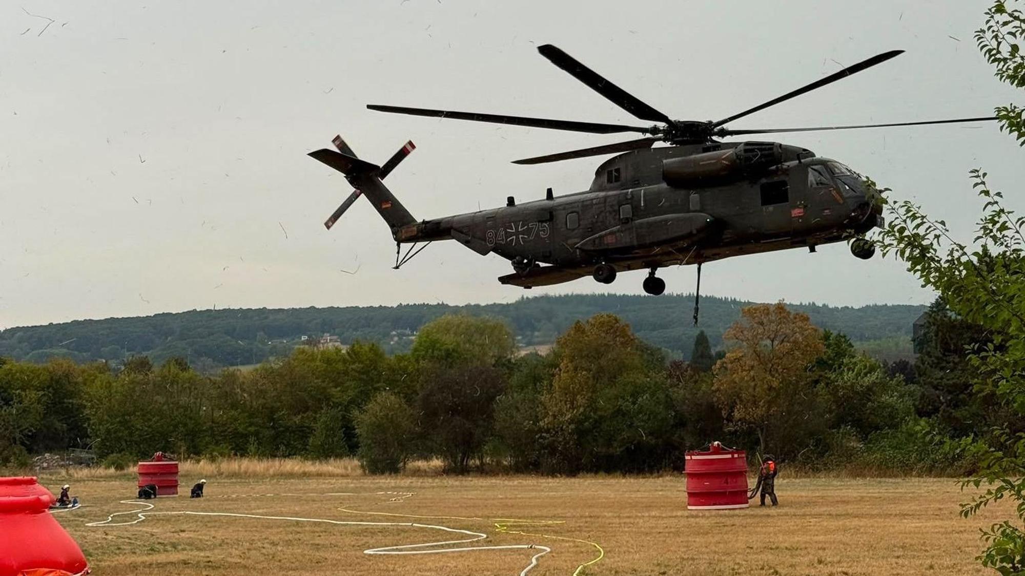 Die Feuerwehr Bergisch Gladbach im Einsatz in Hürtgenwald im Kreis Düren.