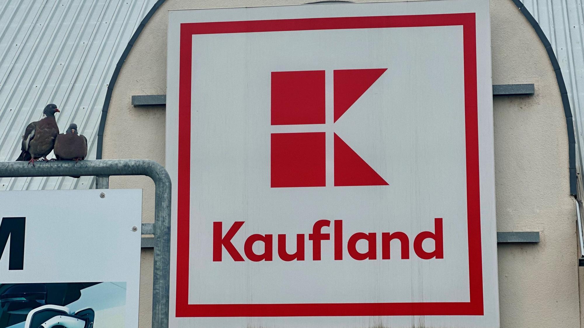 Zu sehen ist ein Schild am Gebäude des Supermarkts „Kaufland“ in Erftstadt-Liblar.
