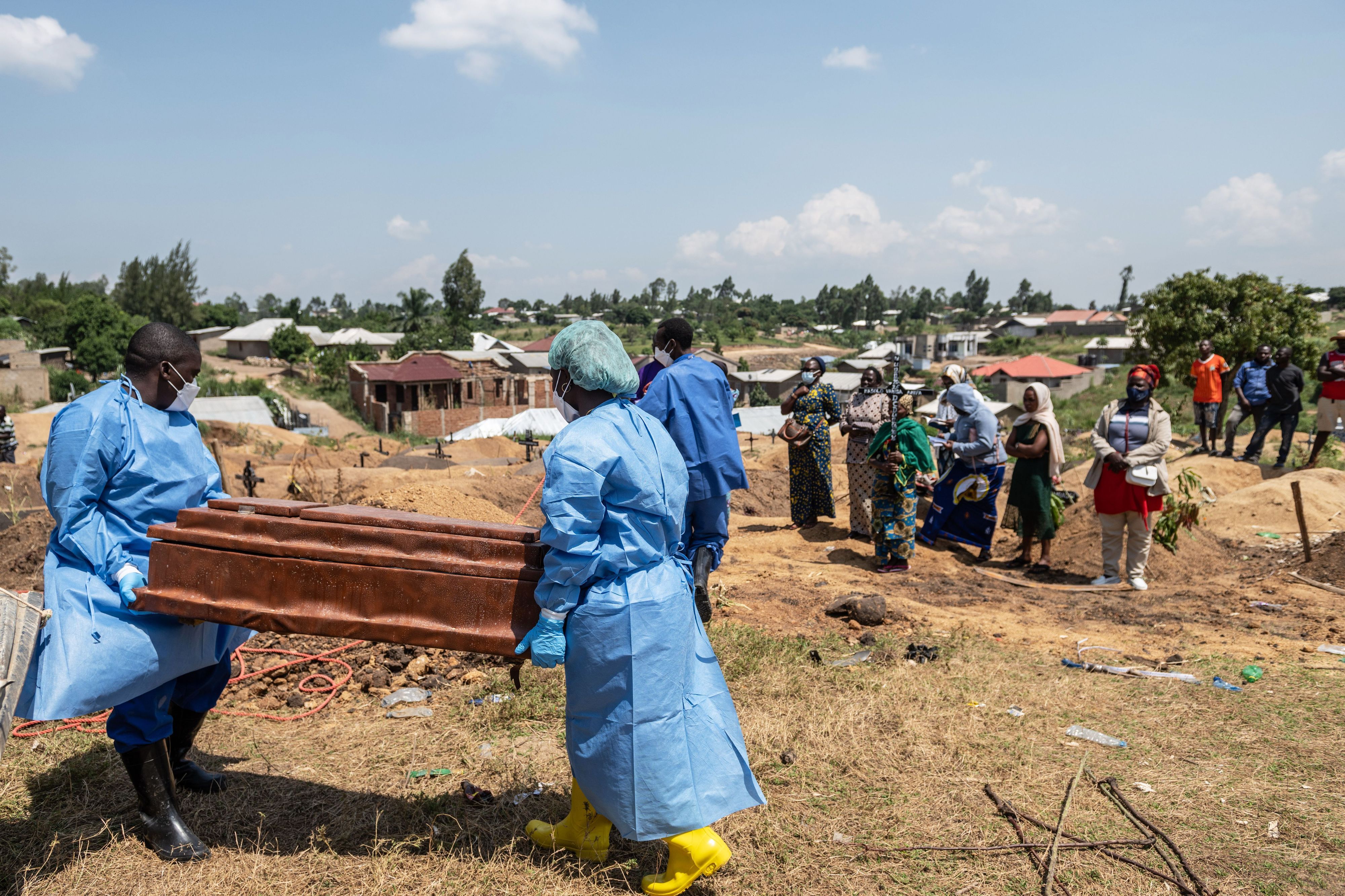 Mitarbeiter des Roten Kreuzes bereiten sich darauf vor ein sechs Monate altes, durch Ebola verstorbenes Waisenmädchen, auf dem Bigo-Friedhof beizusetzen.