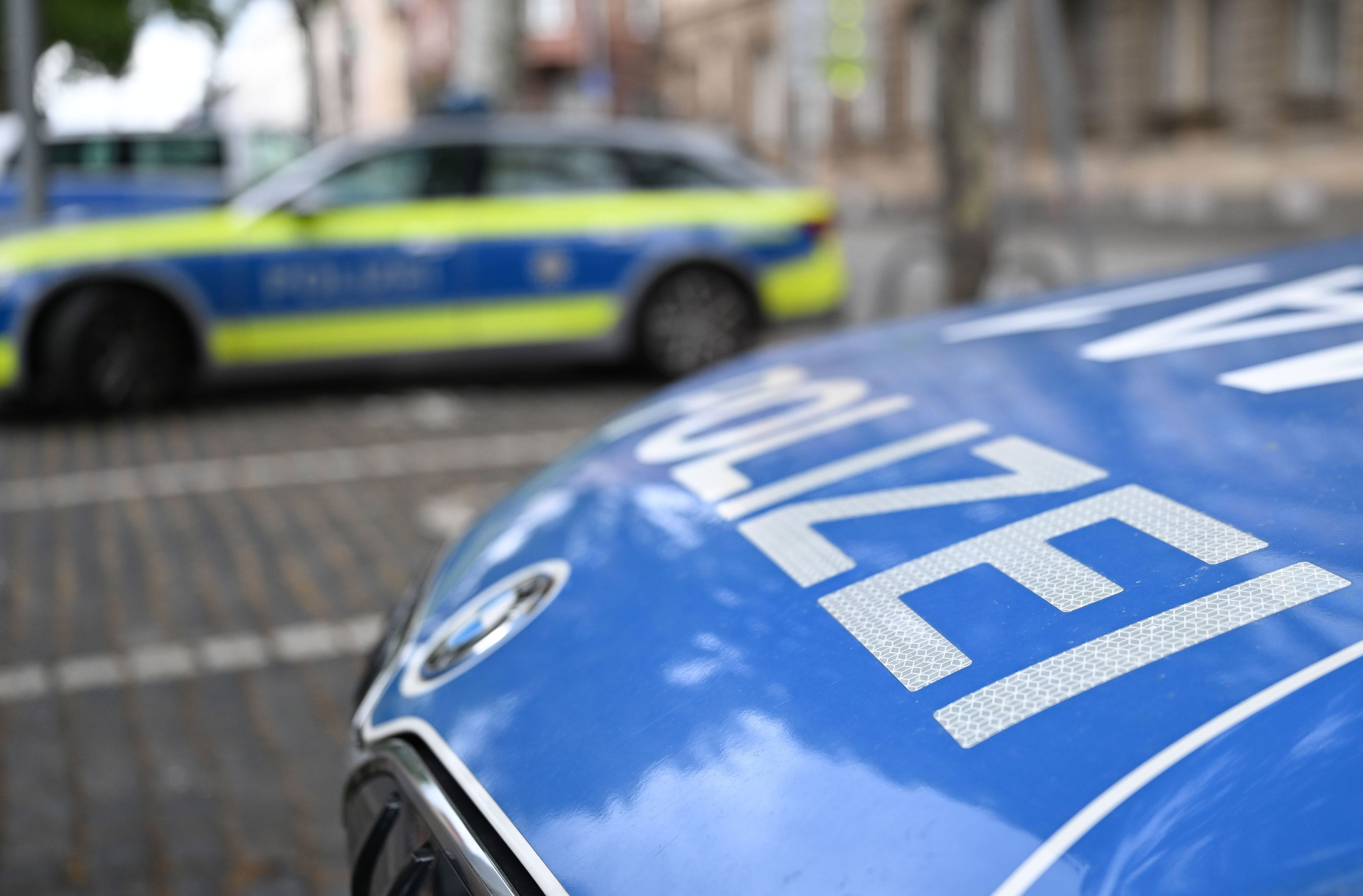 Polizeifahrzeuge stehen vor einer Polizeiwache.