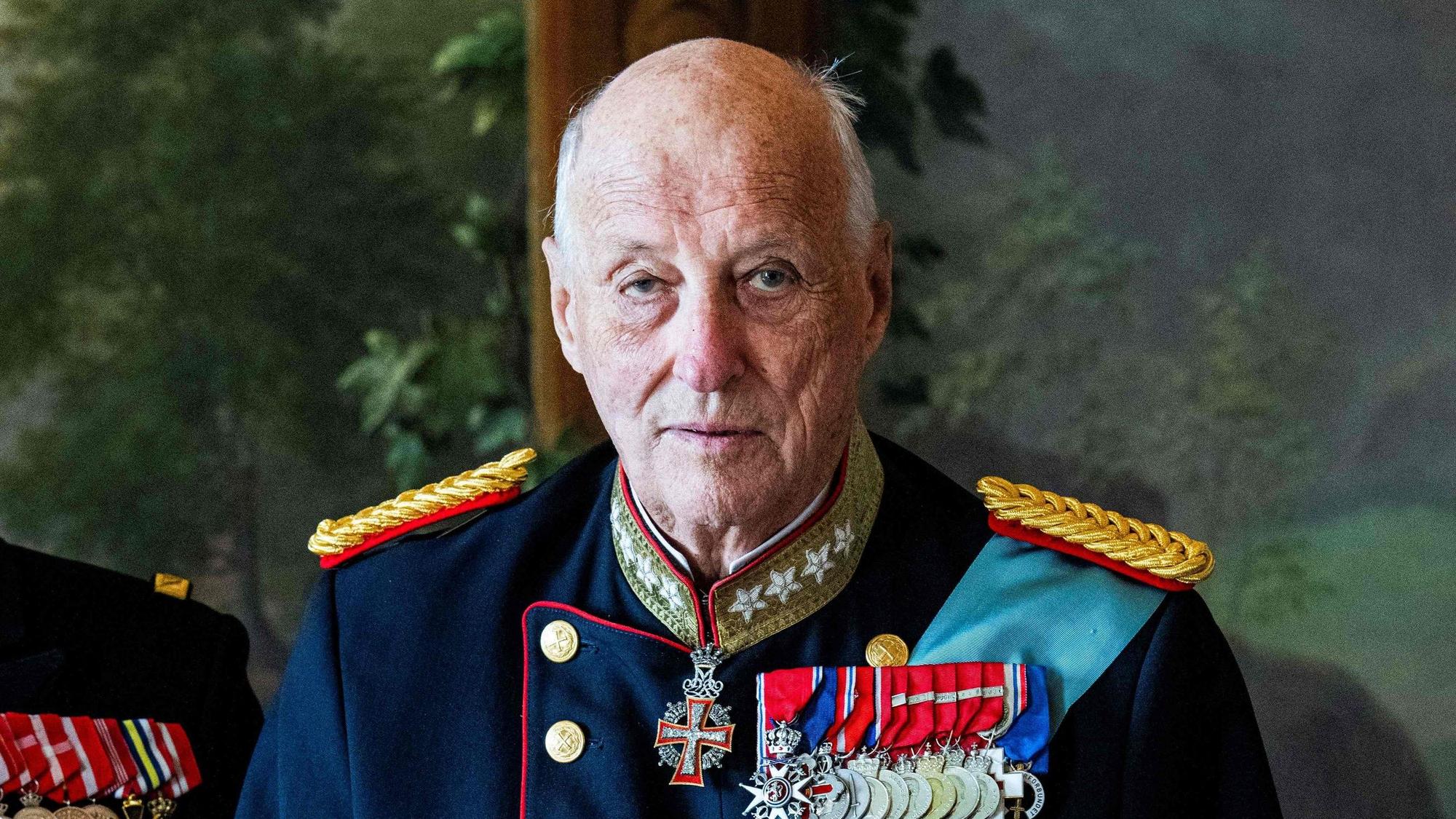 König Harald von Norwegen posiert.