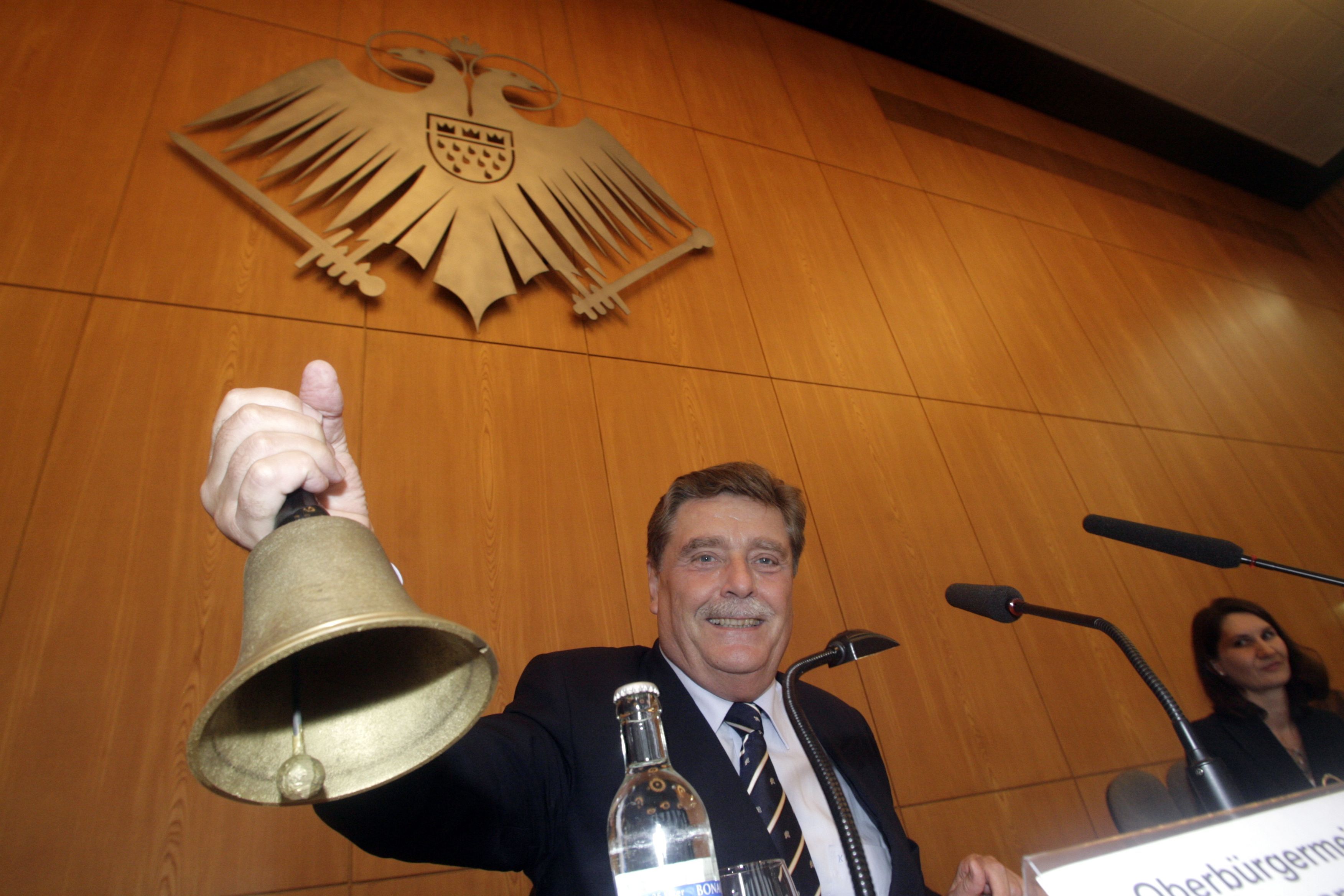 Fritz Schrammas läutet die Glocke für seine letzte Ratssitzung 2009.