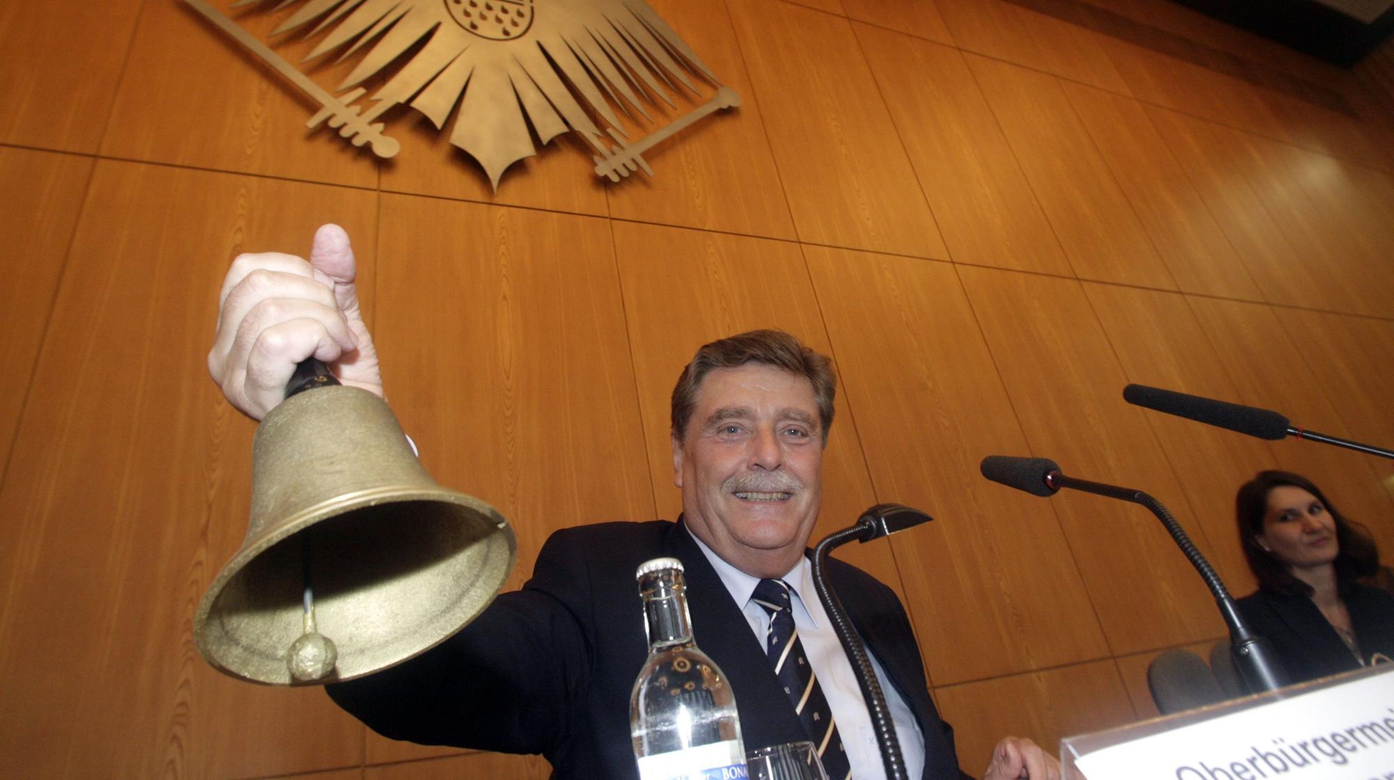 Fritz Schrammas läutet die Glocke für seine letzte Ratssitzung 2009.