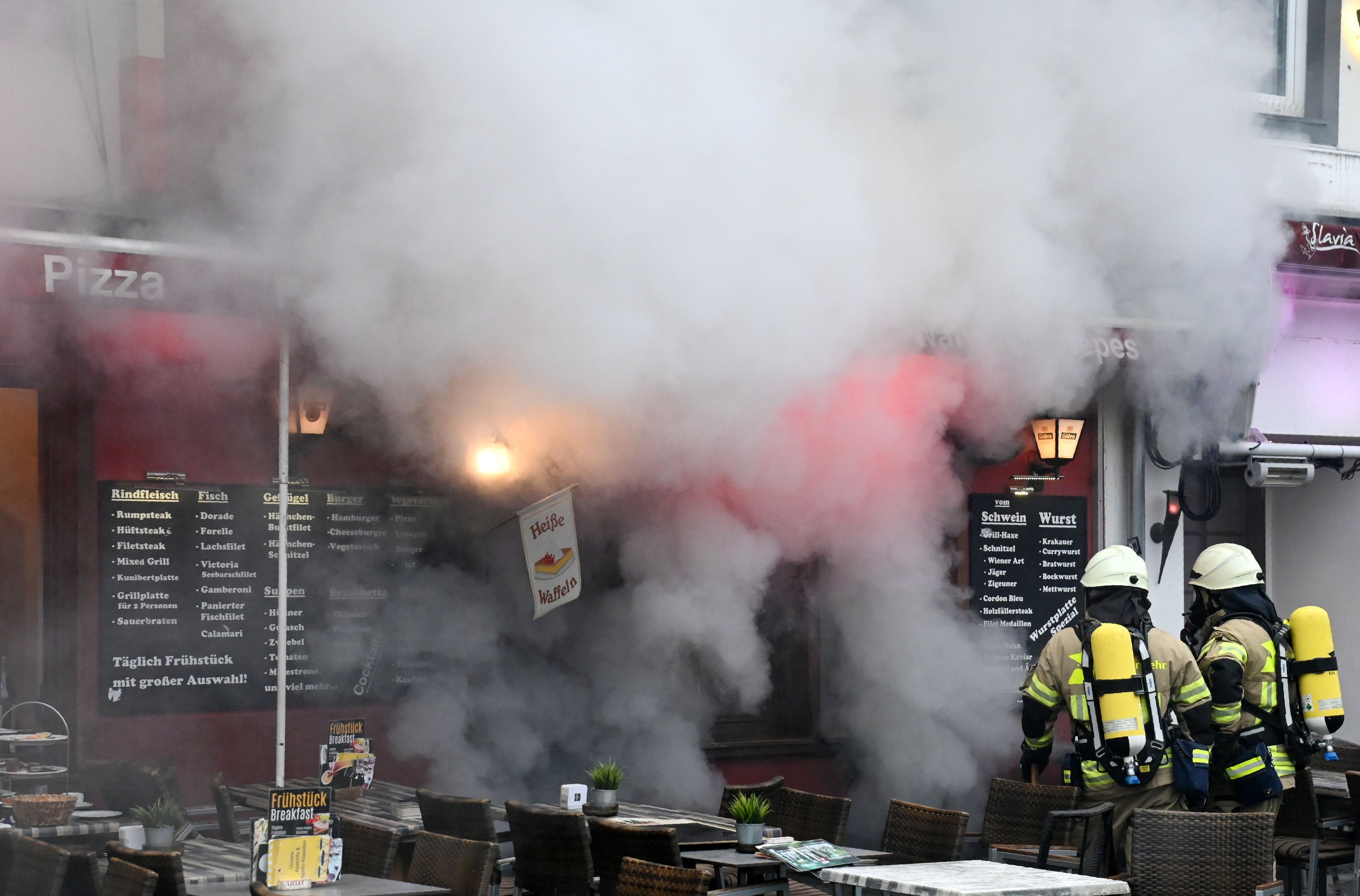 Feuerwehrleute stehen vor dem Hotel Kunibert der Fiese in der Kölner Innenstadt.