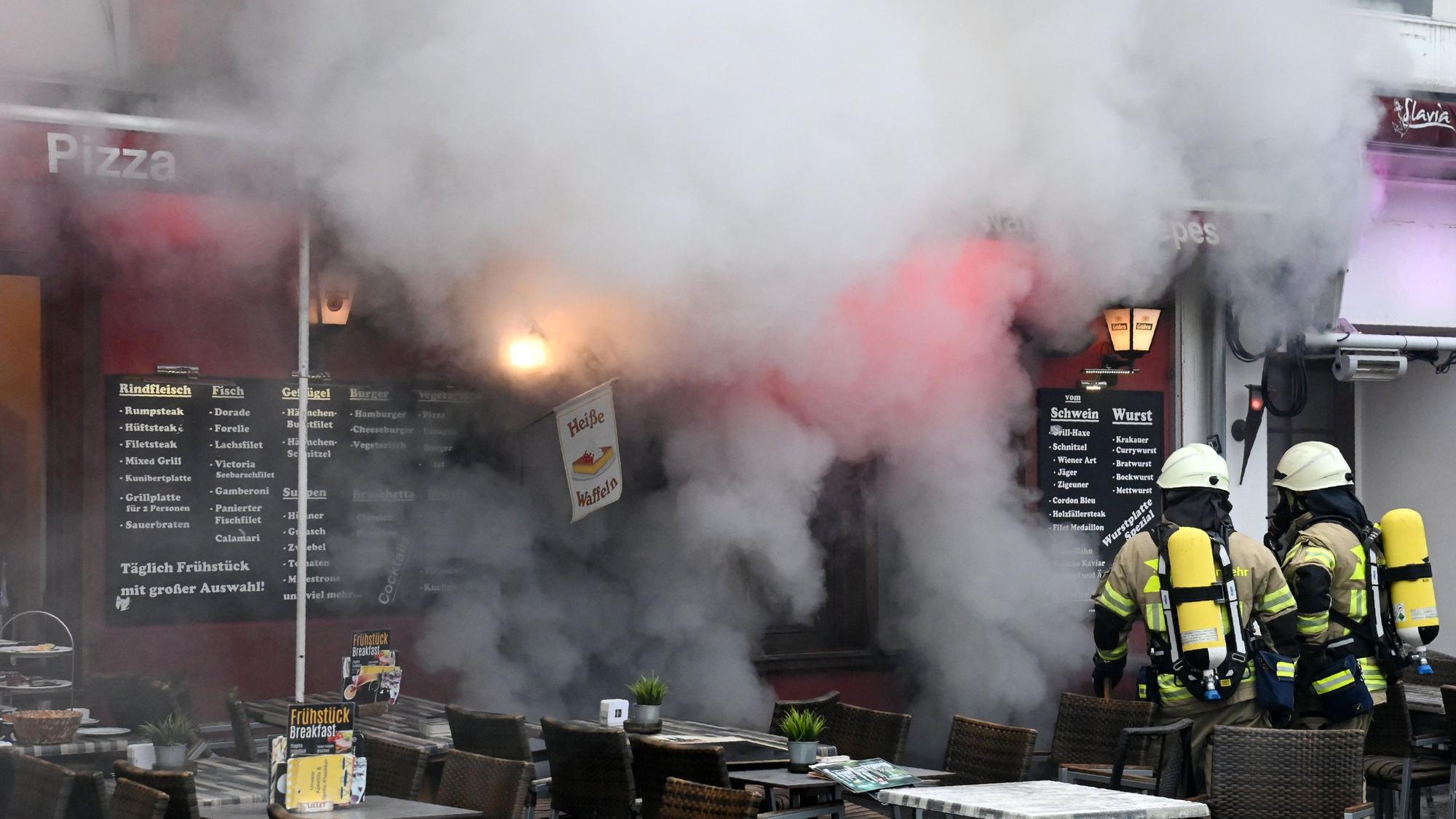 Feuerwehrleute stehen vor dem Hotel Kunibert der Fiese in der Kölner Innenstadt.
