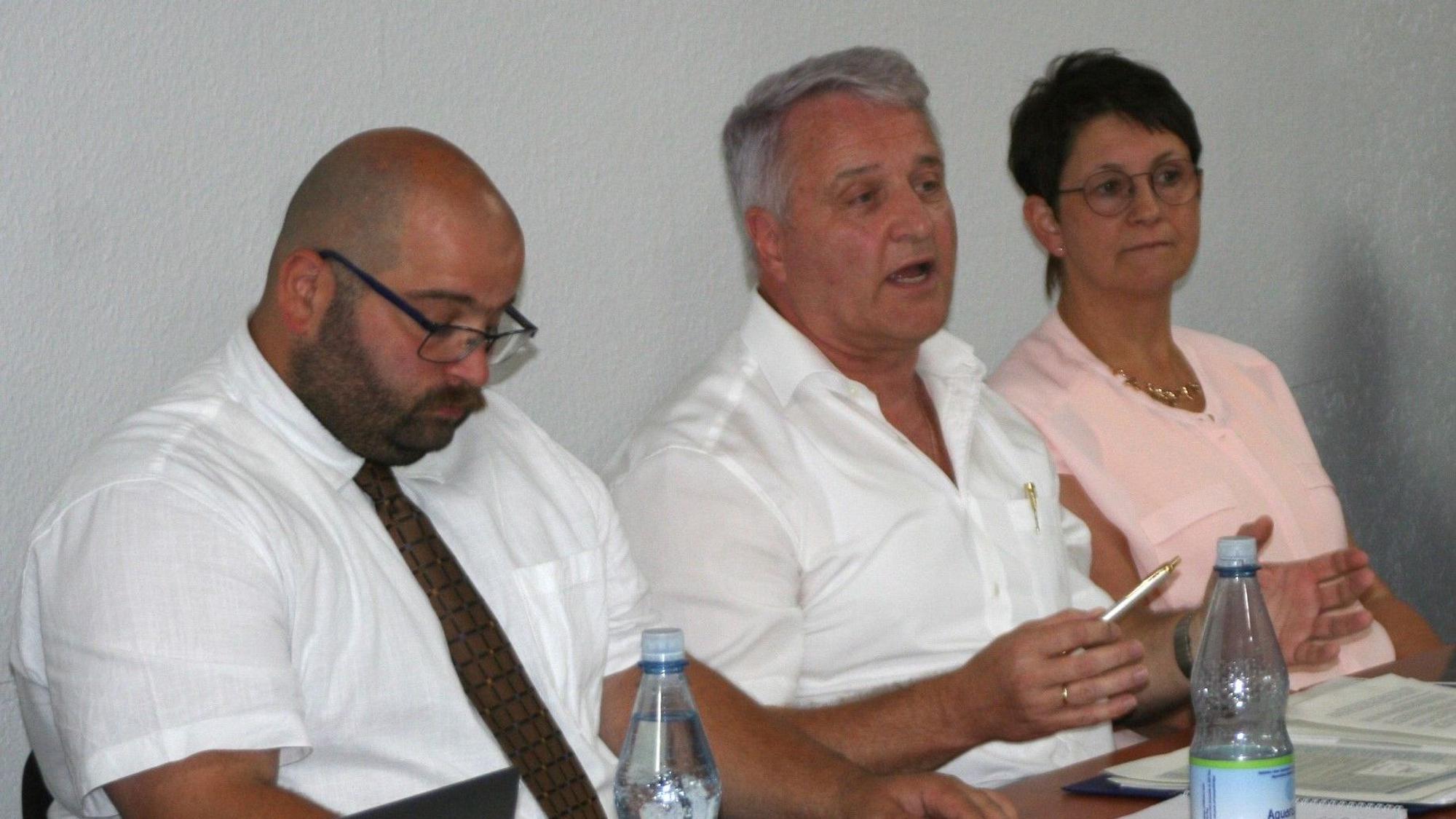 Für Viehof (Mitte) gab es sogar Rücktrittsforderungen, rechts Beigeordnete Prinz-Klein, links Schriftführer Christian Stiel.