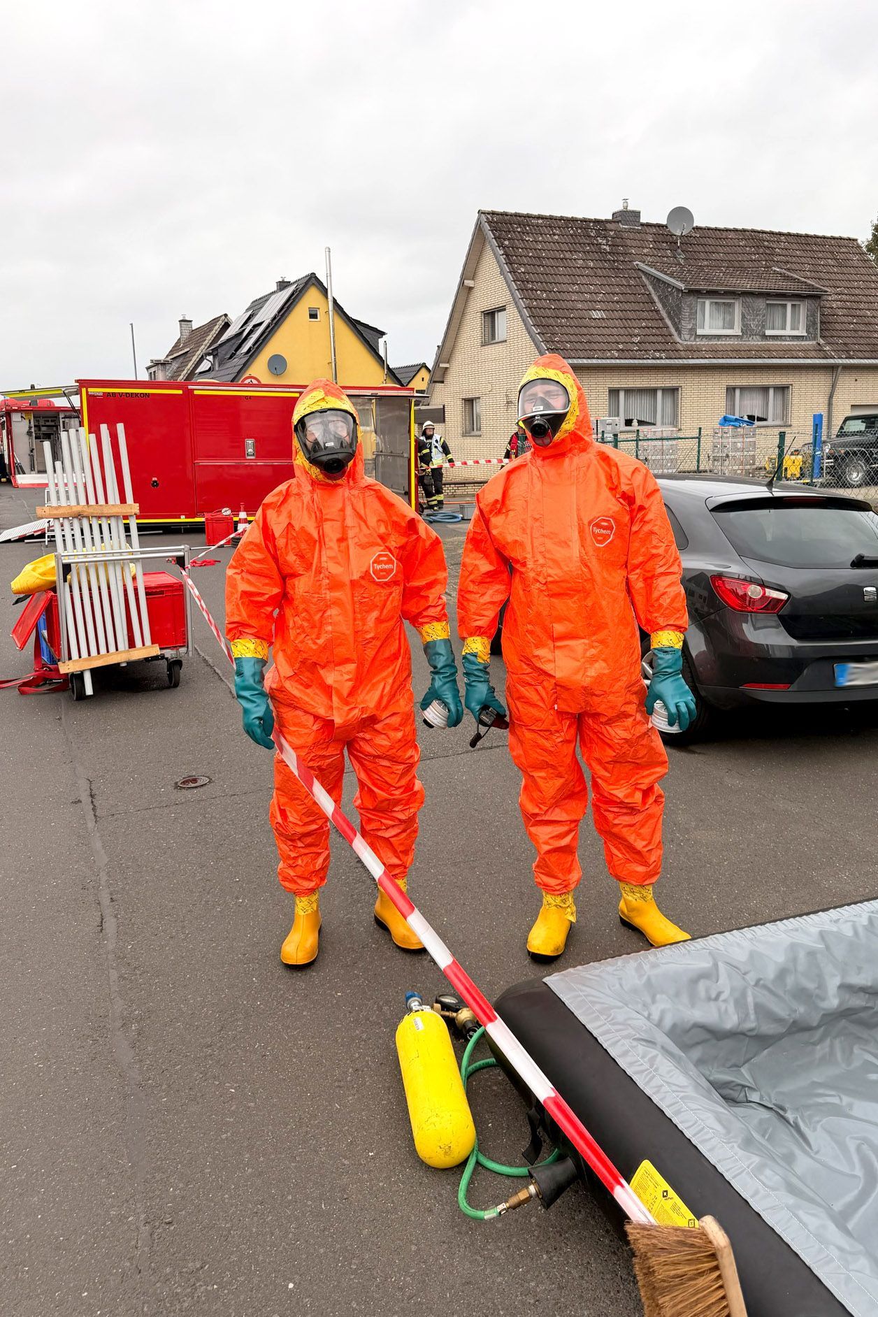 Zu sehen sind Einsatzkräfte in Chemikalienschutzanzügen.