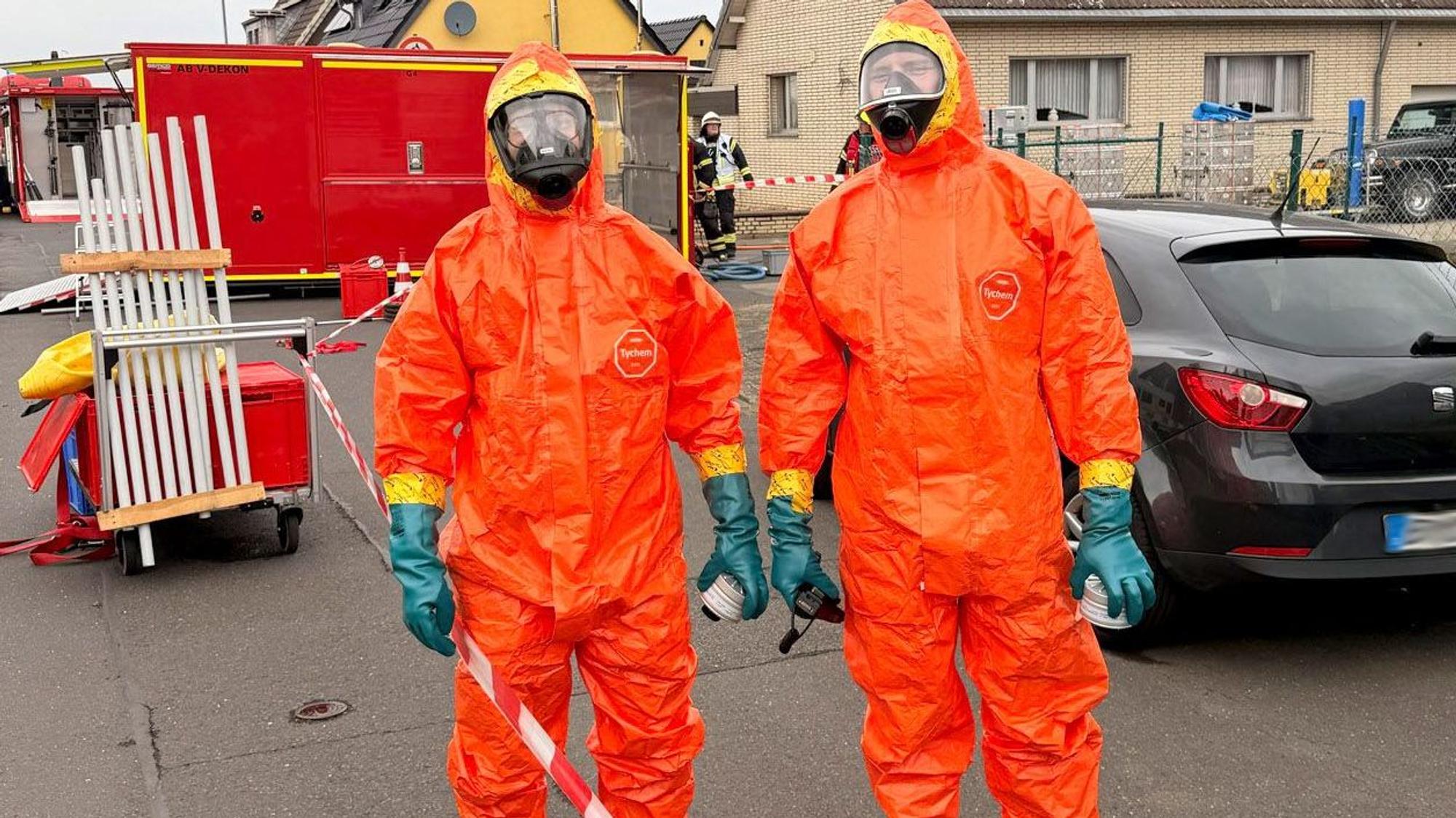 Zu sehen sind Einsatzkräfte in Chemikalienschutzanzügen.