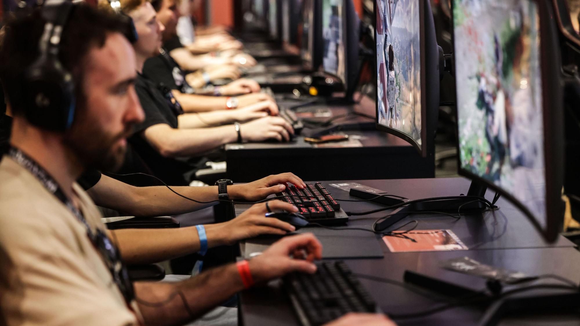 Besucher der Gamescom testen ein Computerspiel.
