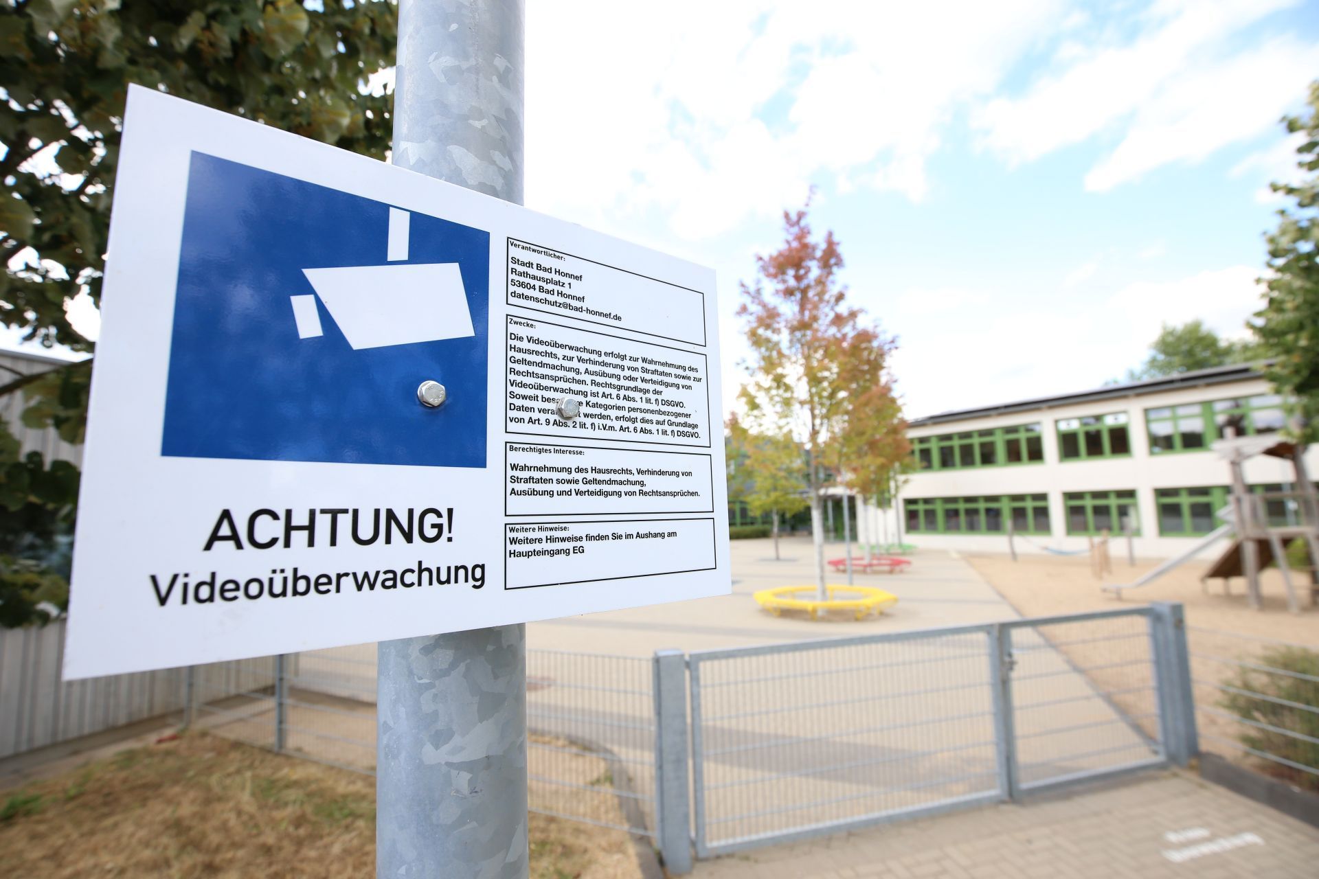 Ein Schild am Schultor weist auf die Videoüberwachung an der Grundschule Aegidienberg hin.