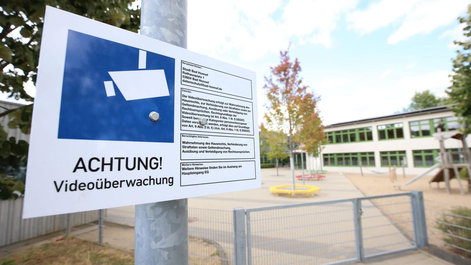 Ein Schild am Schultor weist auf die Videoüberwachung an der Grundschule Aegidienberg hin.