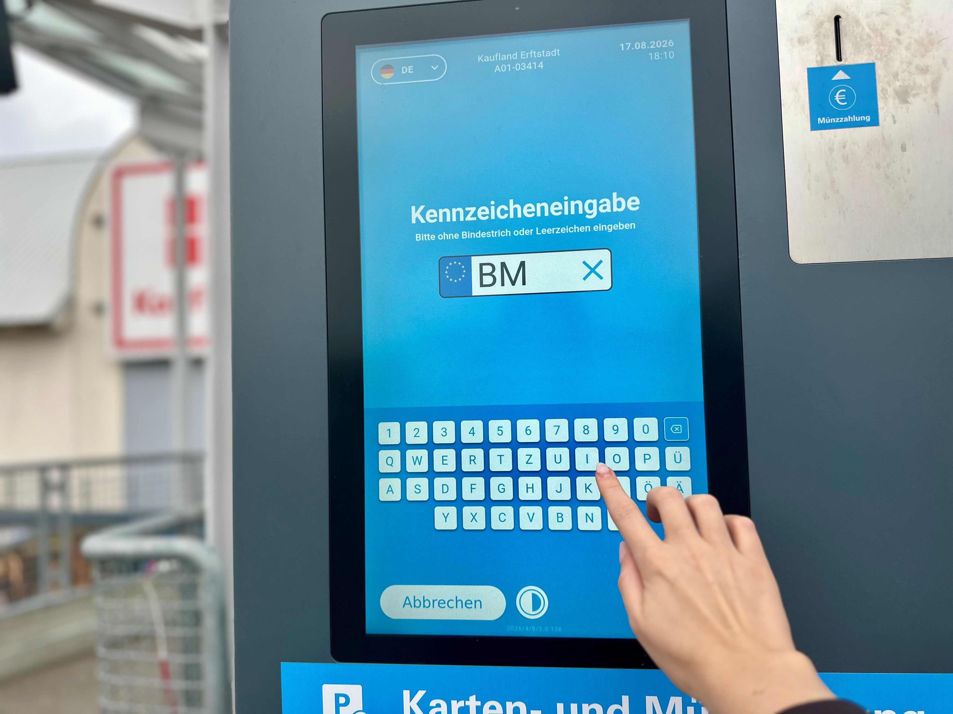 Zu sehen ist ein digitaler Parkautomat.