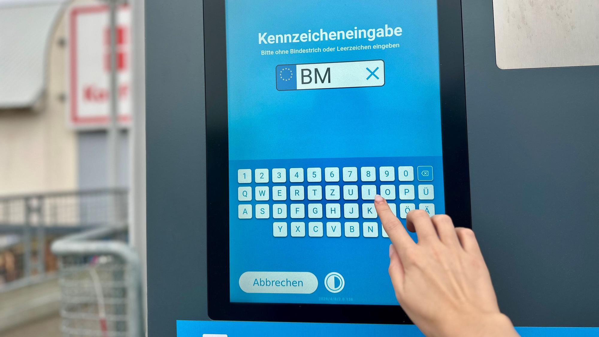 Zu sehen ist ein digitaler Parkautomat.