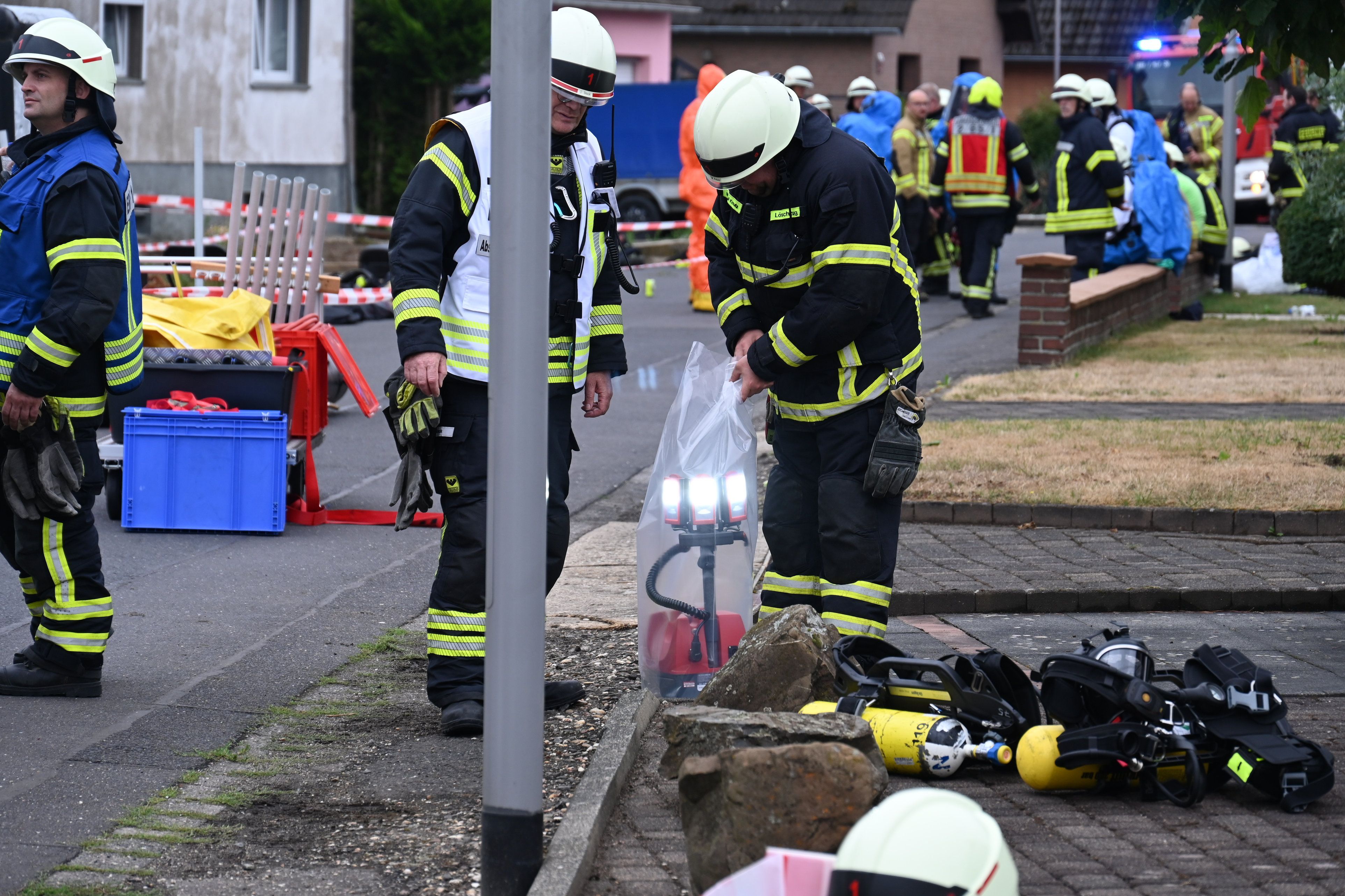 Zu sehen sind Feuerwehrkräfte im Einsatz.