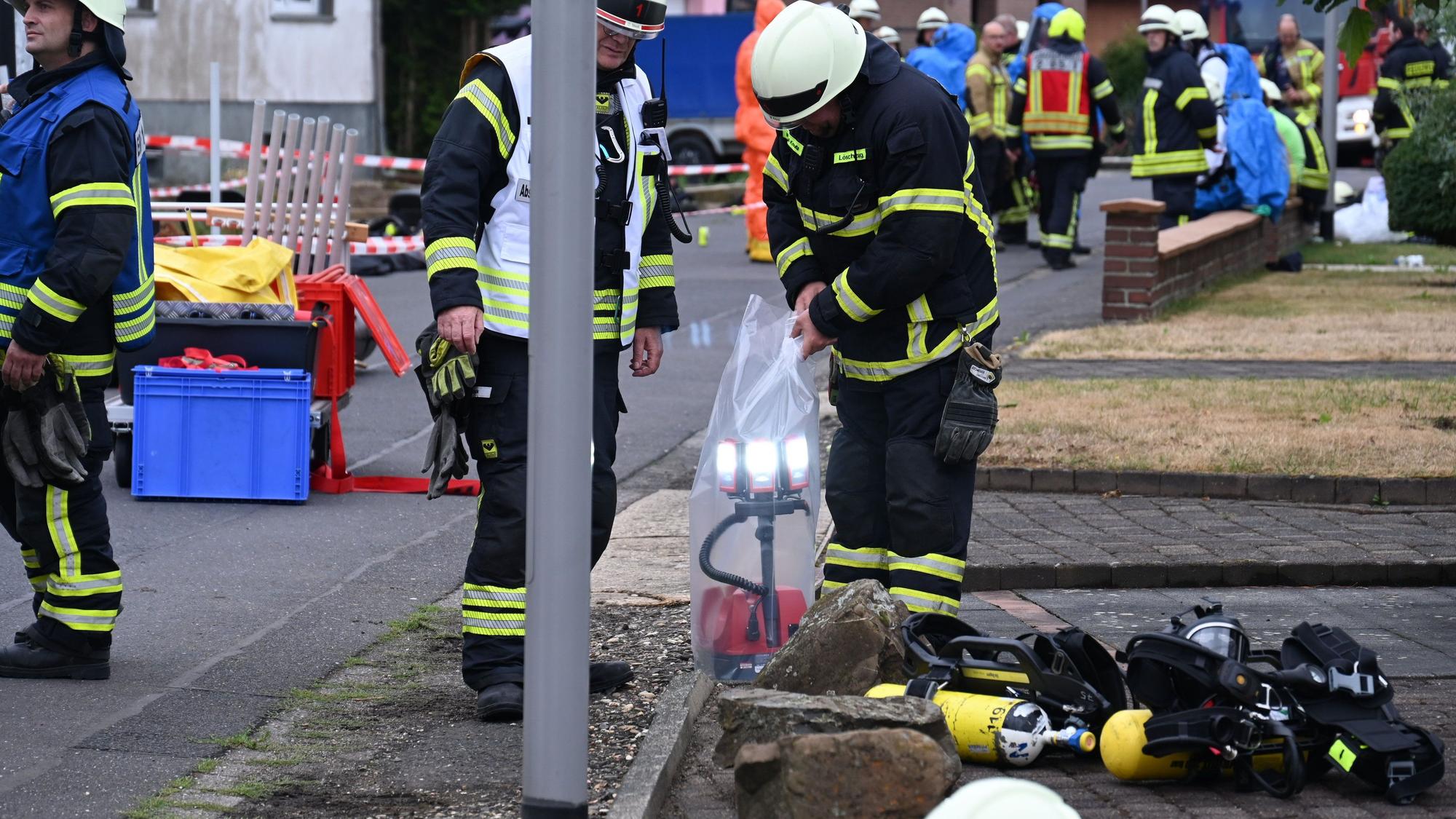 Zu sehen sind Feuerwehrkräfte im Einsatz.