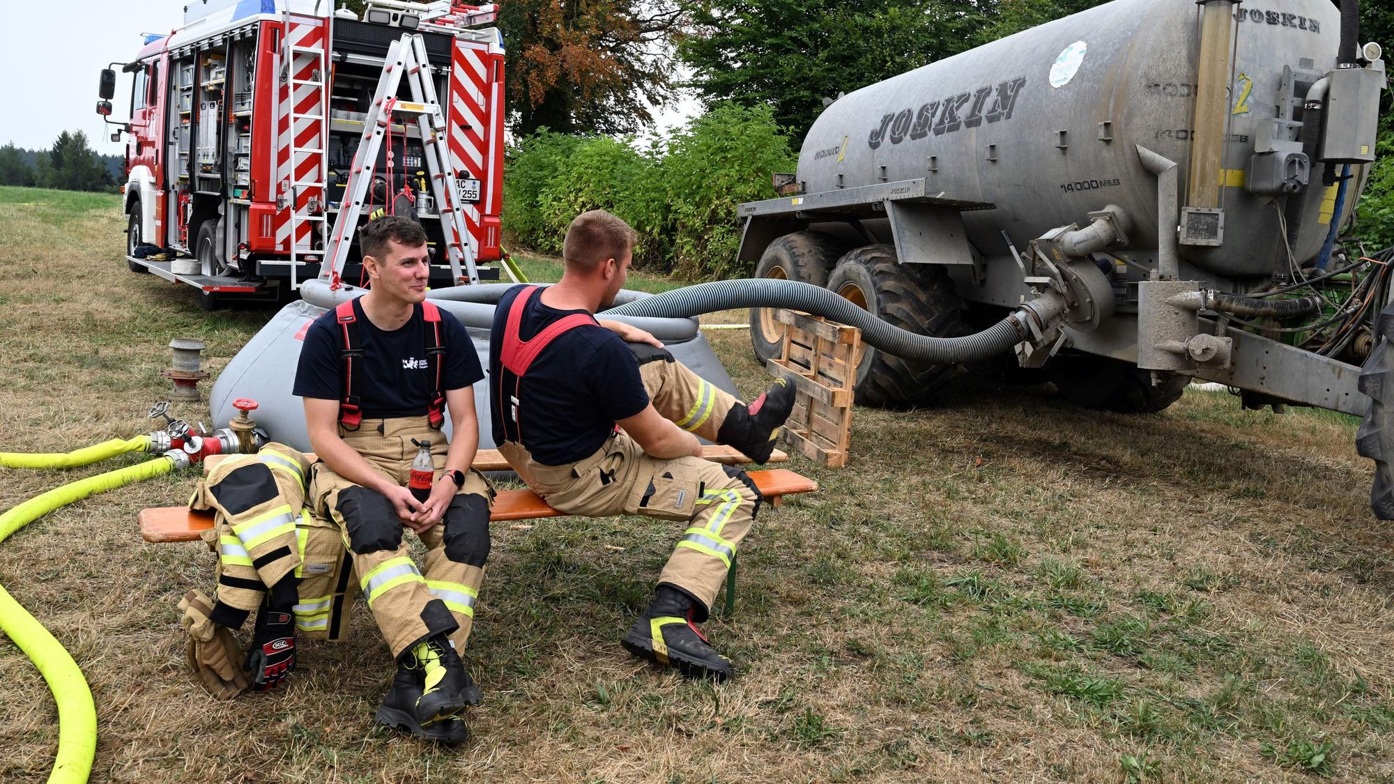 Feuerwehrleute warten auf einen Einsatz beim Waldbrand im Hohen Venn bei Kalterherberg.
