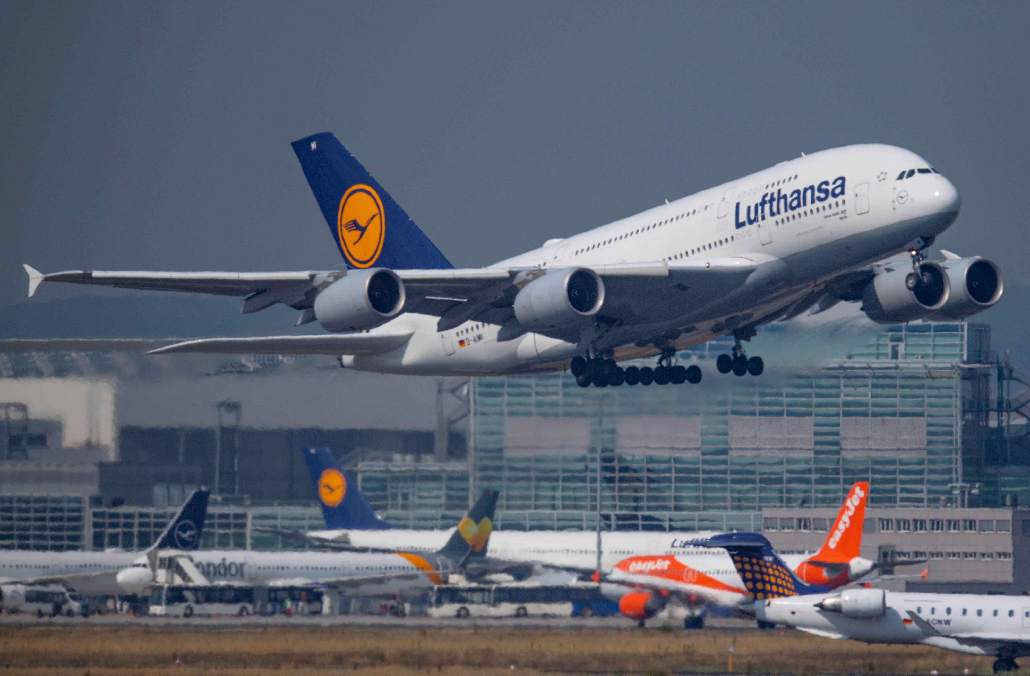 Eine Lufthansa-Maschine des Typs Airbus A380 landet auf einem Flughafen in Deutschland. (Archivfoto)