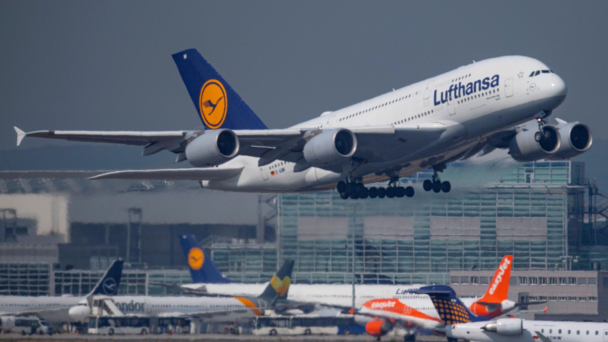 Eine Lufthansa-Maschine des Typs Airbus A380 landet auf einem Flughafen in Deutschland. (Archivfoto)