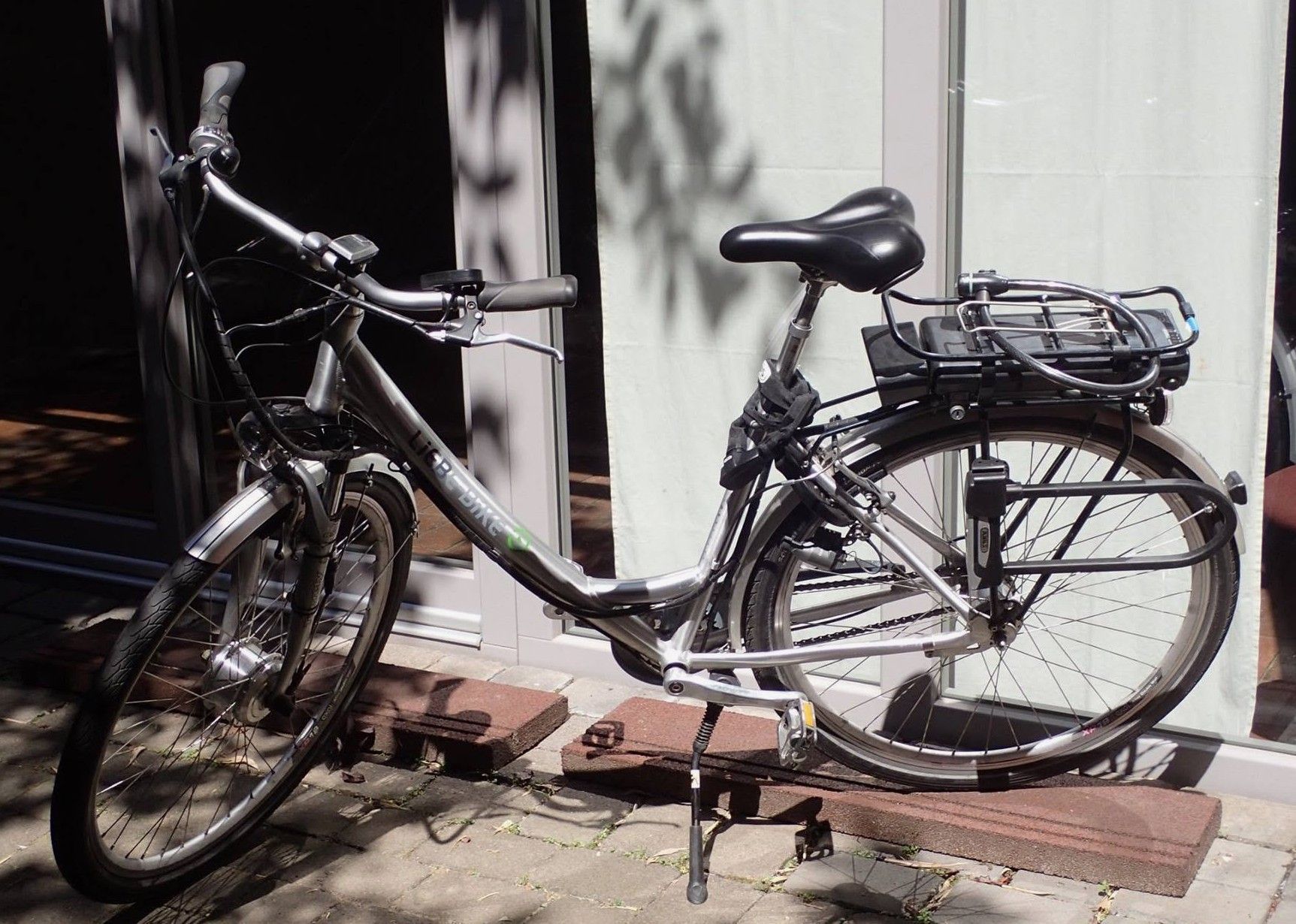 Das Fahrrad der Marke Liebe ist 30 Jahre alt, wurde vor kurzem für viel Geld aufwendig mit neuem Akku und neuer Technik ausgestattet. In Ründeroth wurde es in der Radabstellanlage auf dem Bahnhof gestohlen.