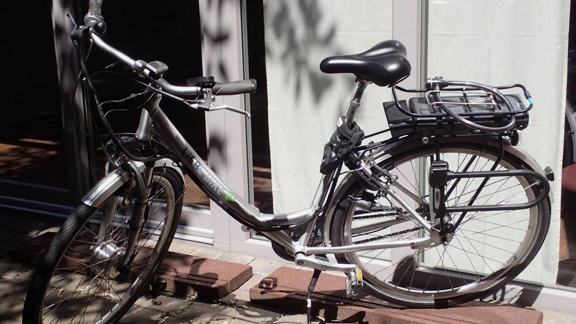 Das Fahrrad der Marke Liebe ist 30 Jahre alt, wurde vor kurzem für viel Geld aufwendig mit neuem Akku und neuer Technik ausgestattet. In Ründeroth wurde es in der Radabstellanlage auf dem Bahnhof gestohlen.