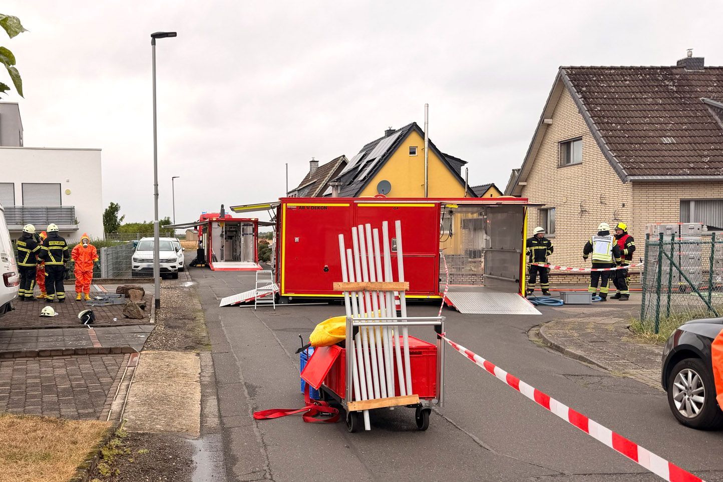 ZU sehen ist eine Einsatzstelle der Feuerwehr.