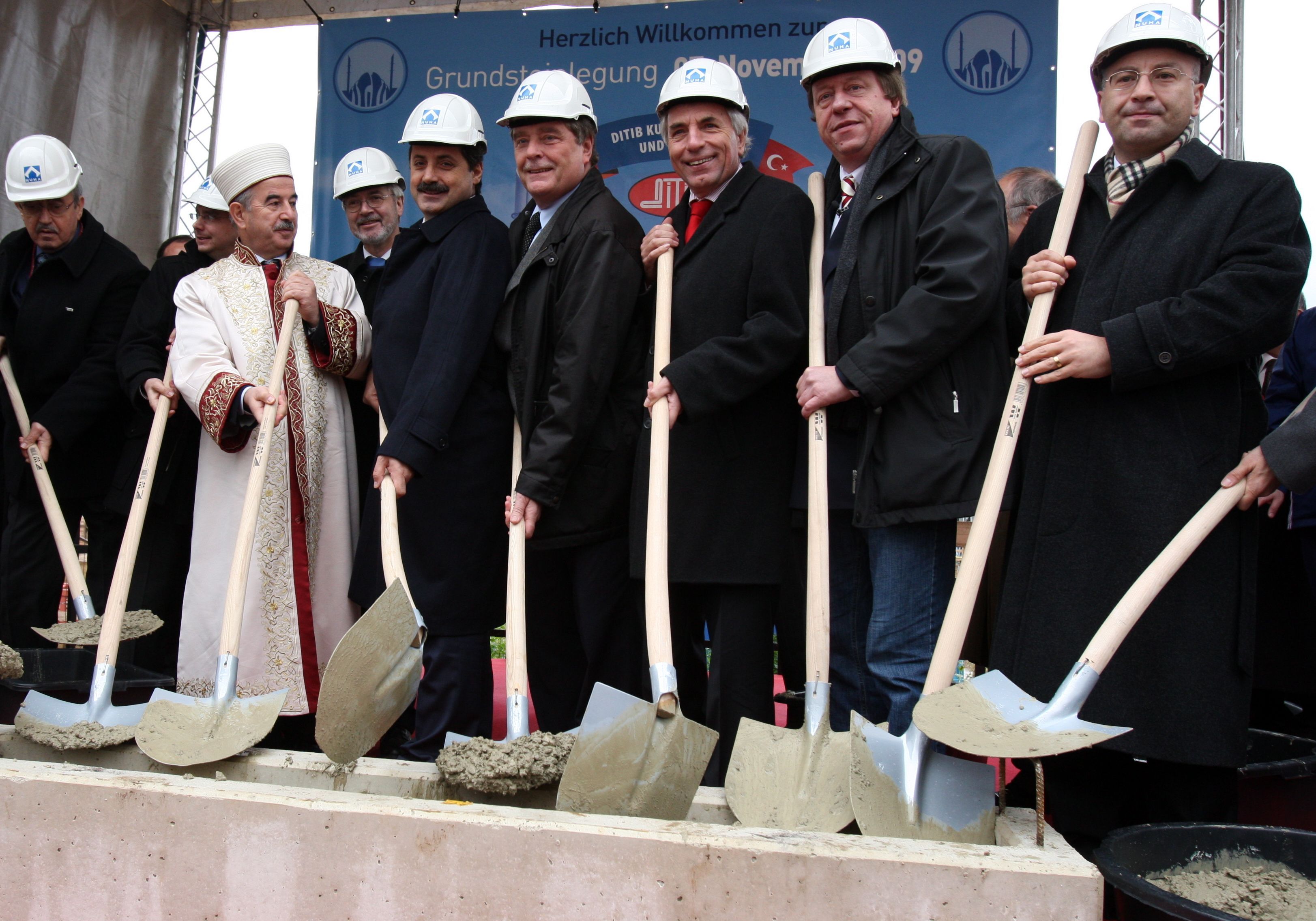 Grundsteinlegung der Zentralmoschee in Köln mit Prof. Dr Ali Bardakoglu ,dem Präsidenten des Amtes für Religiöse Angelegenheiten der Republik Türkei (weißer Mantel), rechts davon Faruk Celik (Staatsminister der Türkei), Fritz Schramma, Jürgen Roters, Josef Wirges und Mustafa Kemal Basa (türk. Generalkonsul in Köln).
20091107
copyright : Michael Bause
Veröffentlichung nur nach Absprache / Belegexemplar erbeten.
Michael Bause 
0221 / 4856057
0172 / 2949979