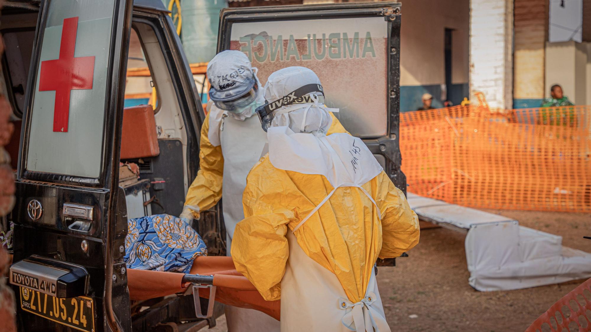 Medizinisches Personal begleitet einen Ebola-Patienten zu einem Ebola-Behandlungszentrum in Mongbwalu in der Provinz Ituri in der Demokratischen Republik Kongo.