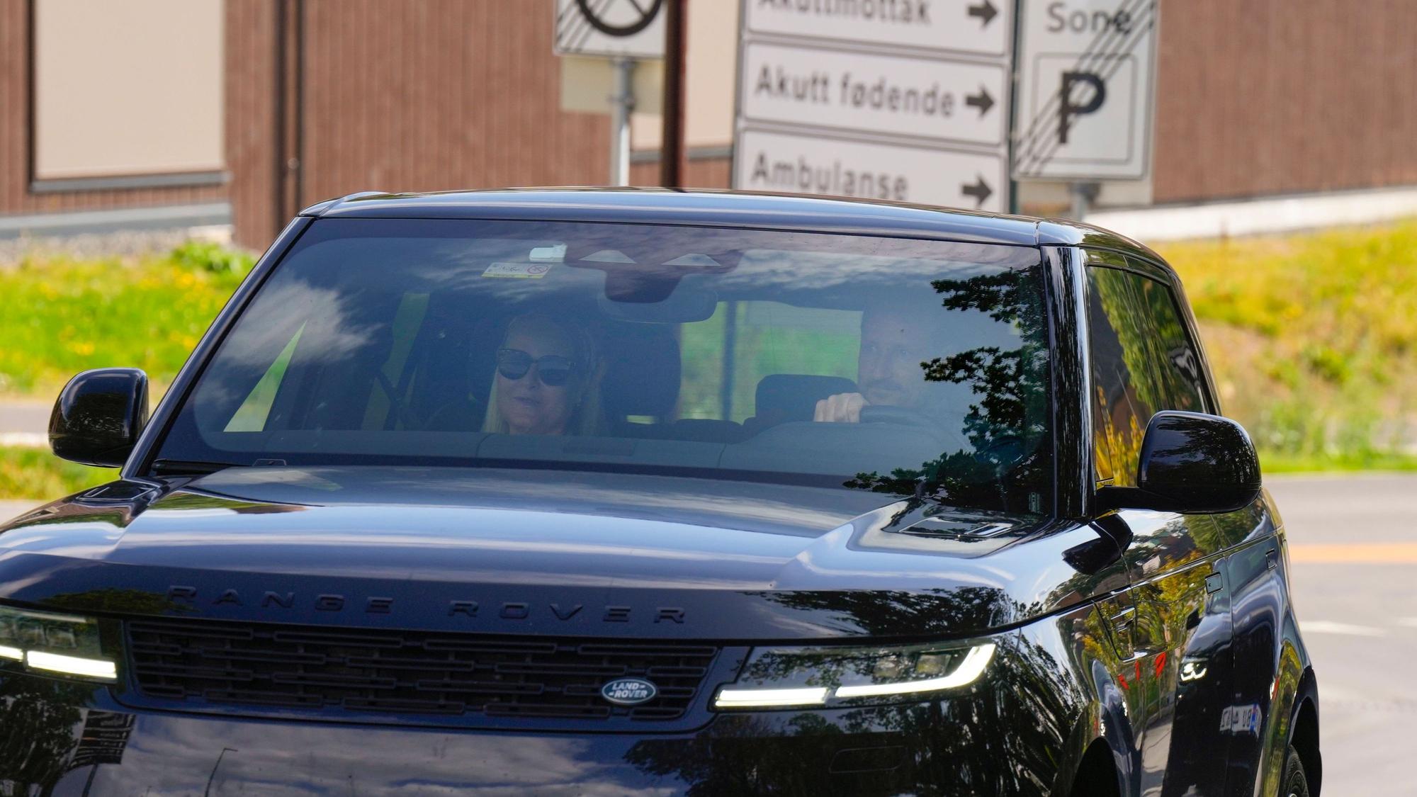 Norwegens Kronprinzessin Mette-Marit und Kronprinz Haakon treffen im Nationalkrankenhaus ein. König Harald V. von Norwegen wird im Nationalkrankenhaus behandelt.