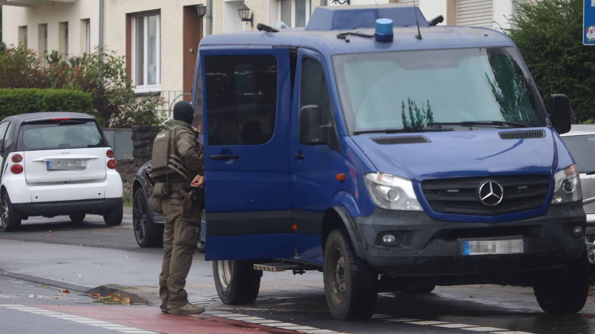 In Köln-Niehl ist ein Spezialeinsatzkommando der Polizei im Einsatz.