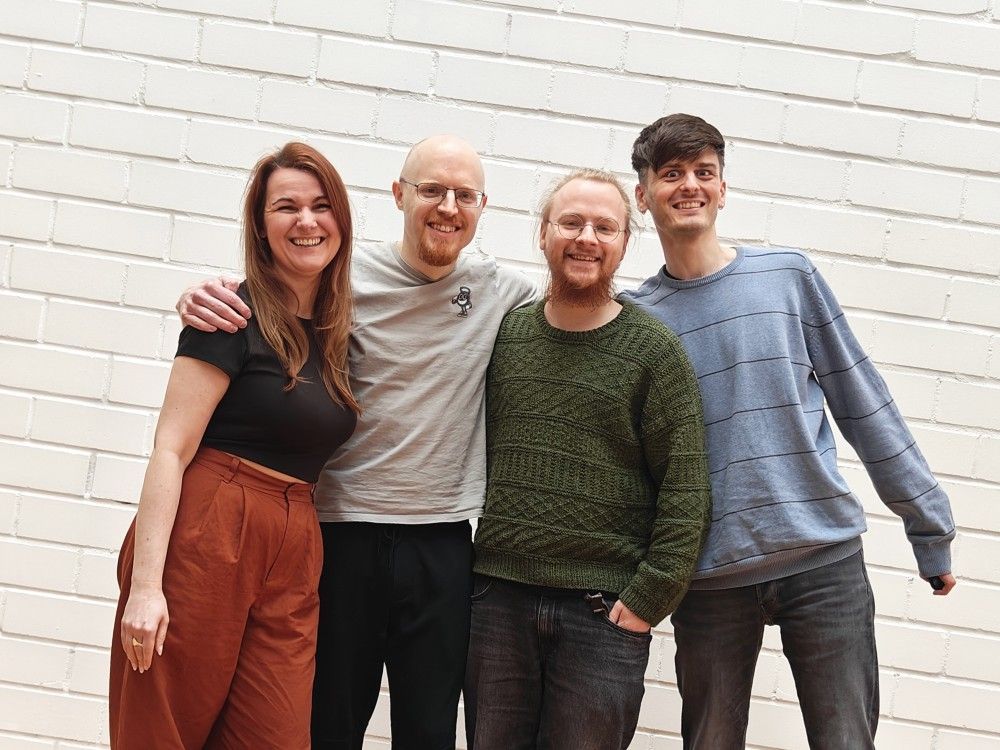 Das Kölner Indie-Studio Quadhead hat das Videospiel Pratfall 2026 auf den Markt gebracht. Zum Team gehören: Christiane Ebrecht-Hepke, Tim Schroeder, Robert Schneider und Michael Koloch (v.l.)
