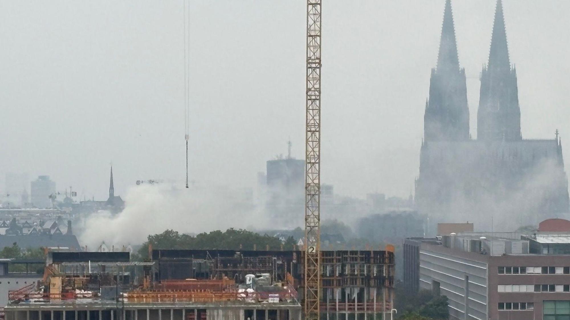 Das aus dem rechtsrheinischen Stadtgebiet aufgenommene Foto zeigt die Rauchentwicklung aufgrund des Brandes im Hotel Kunibert der Fiese