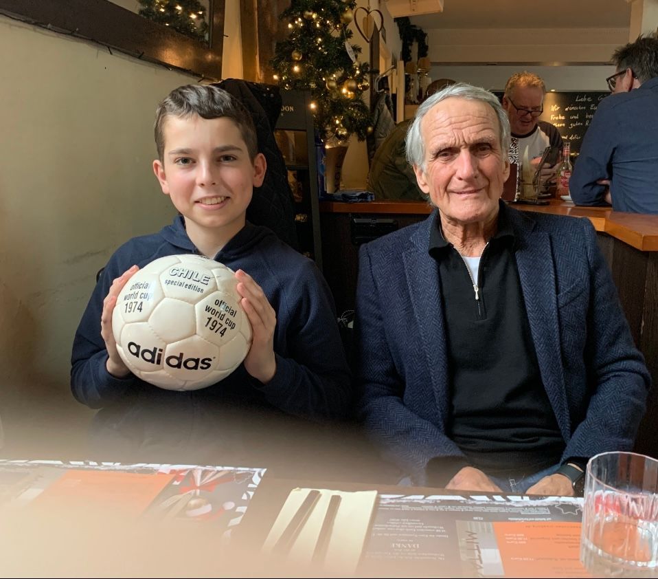 Sie kennen sich: Die Siegburger Fußball-Legende Wolfgang Overath überreichte DKMS-Patient Max einen Fußball von 1974.