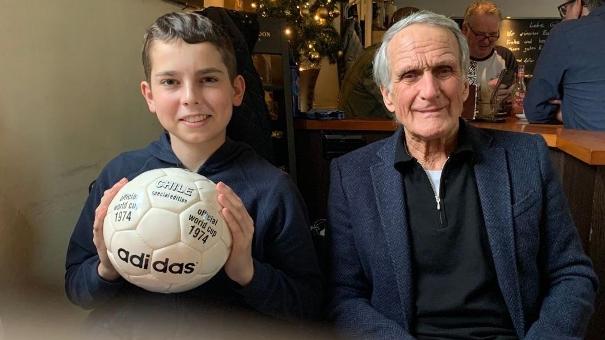 Sie kennen sich: Die Siegburger Fußball-Legende Wolfgang Overath überreichte DKMS-Patient Max einen Fußball von 1974.