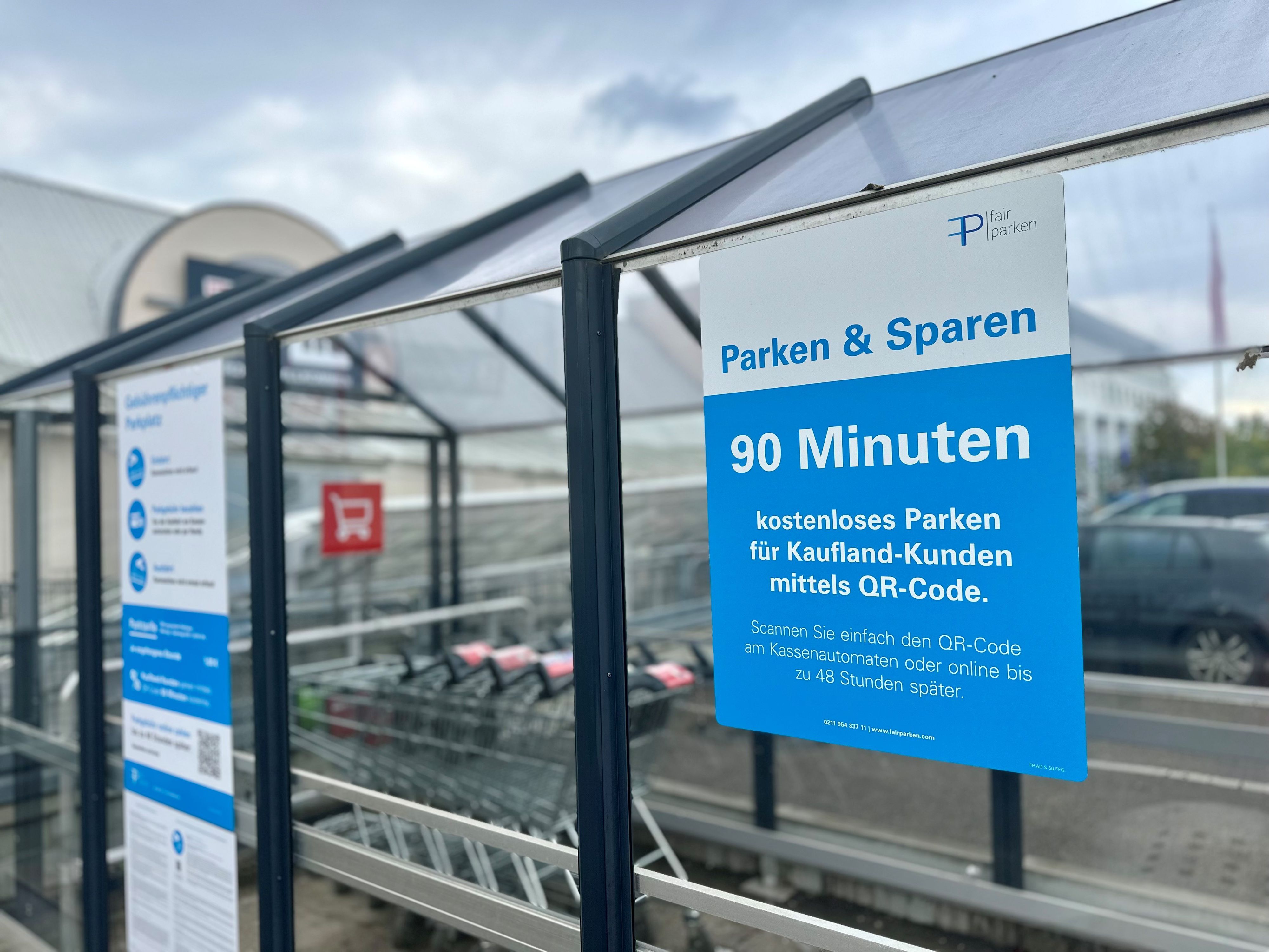An einer Scheibe hängt ein blaues Schild.