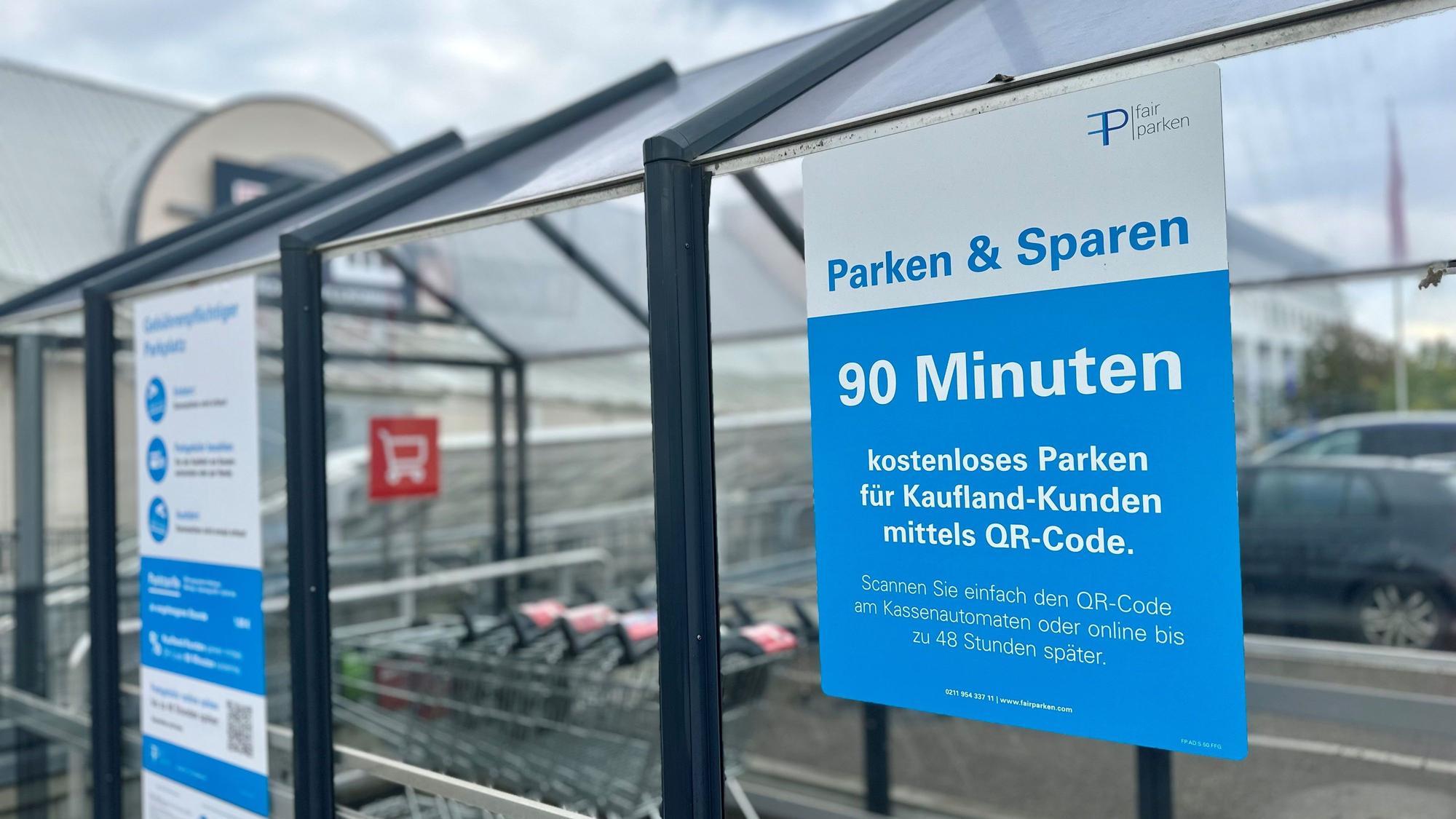 An einer Scheibe hängt ein blaues Schild.