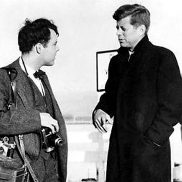 Kennedy-Fotograf Jacques Lowe steht mit Kamera neben John F. Kennedy