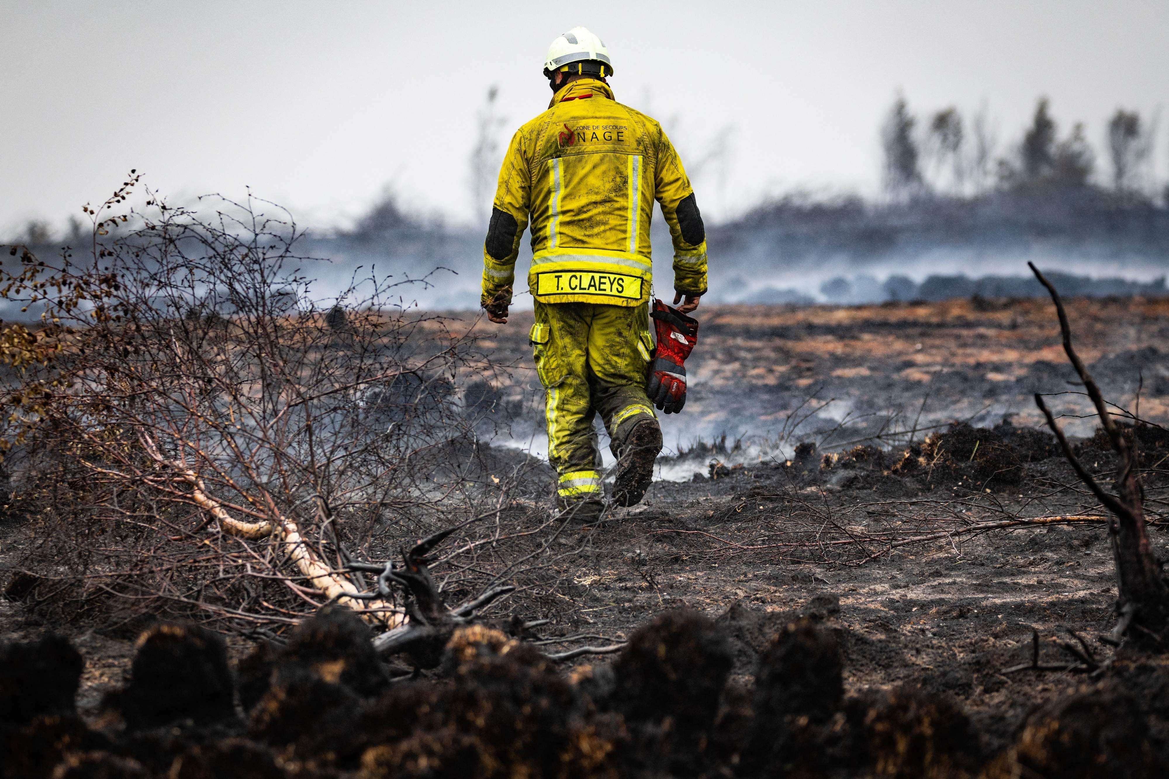 Ein Feuerwehrmann in dem zerstörten Naturgebiet im Hohen Venn.