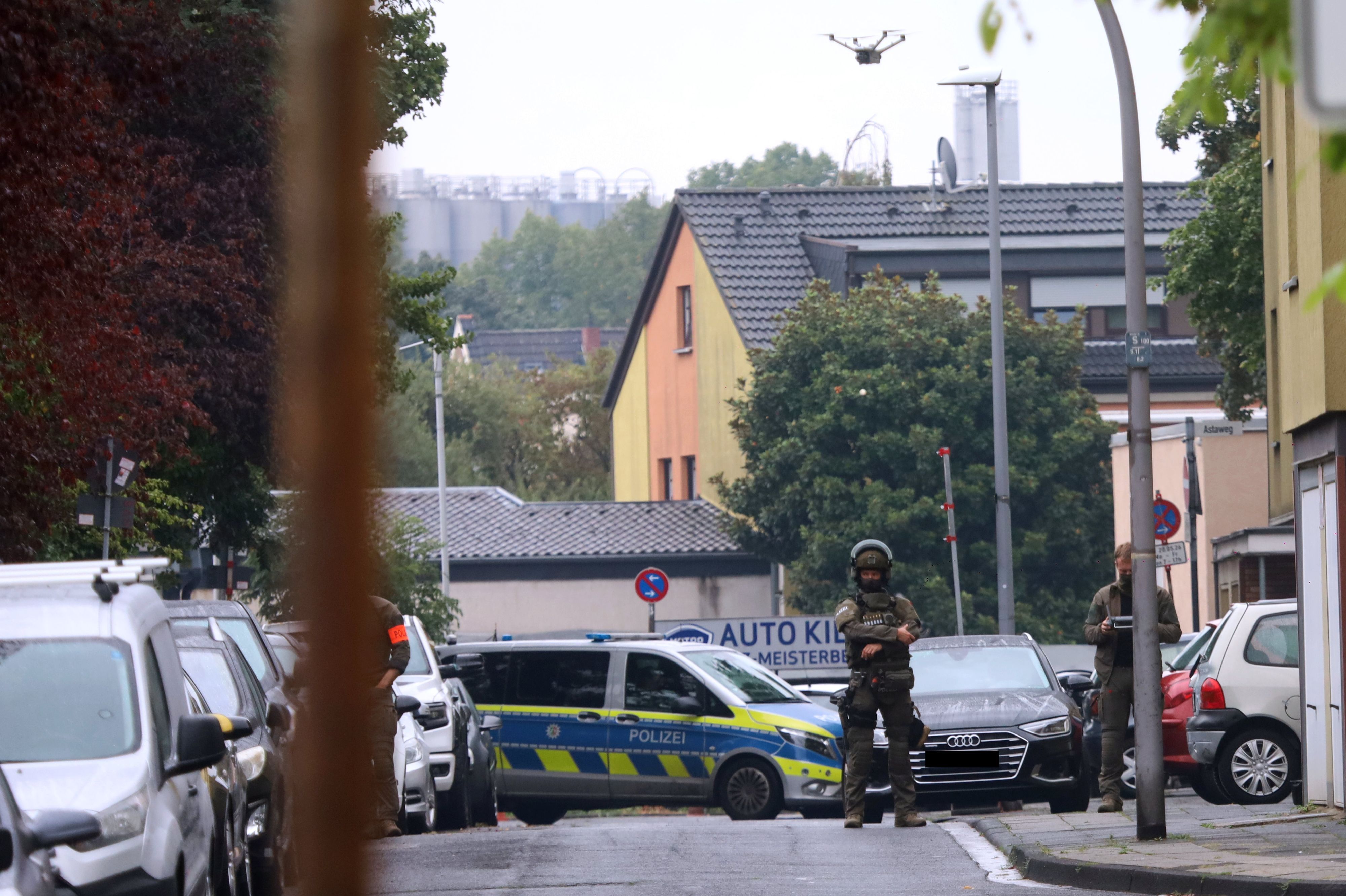 Polizisten eines Spezialeinsatzkommandos (SEK) setzen eine Drohne ein.