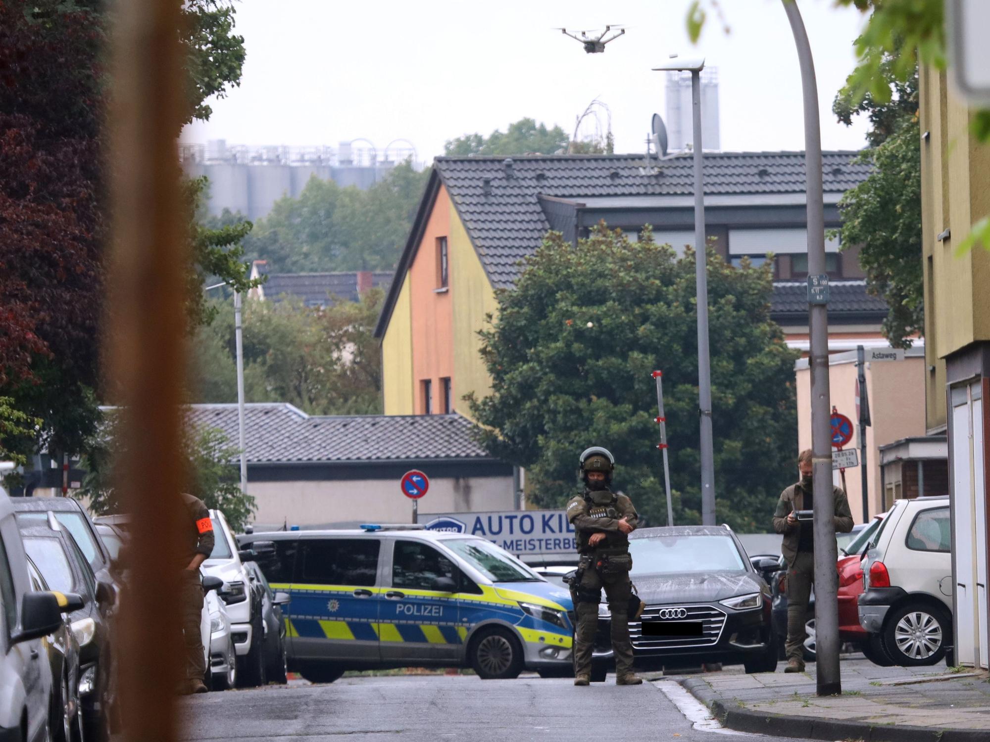 Polizisten eines Spezialeinsatzkommandos (SEK) setzen eine Drohne ein.