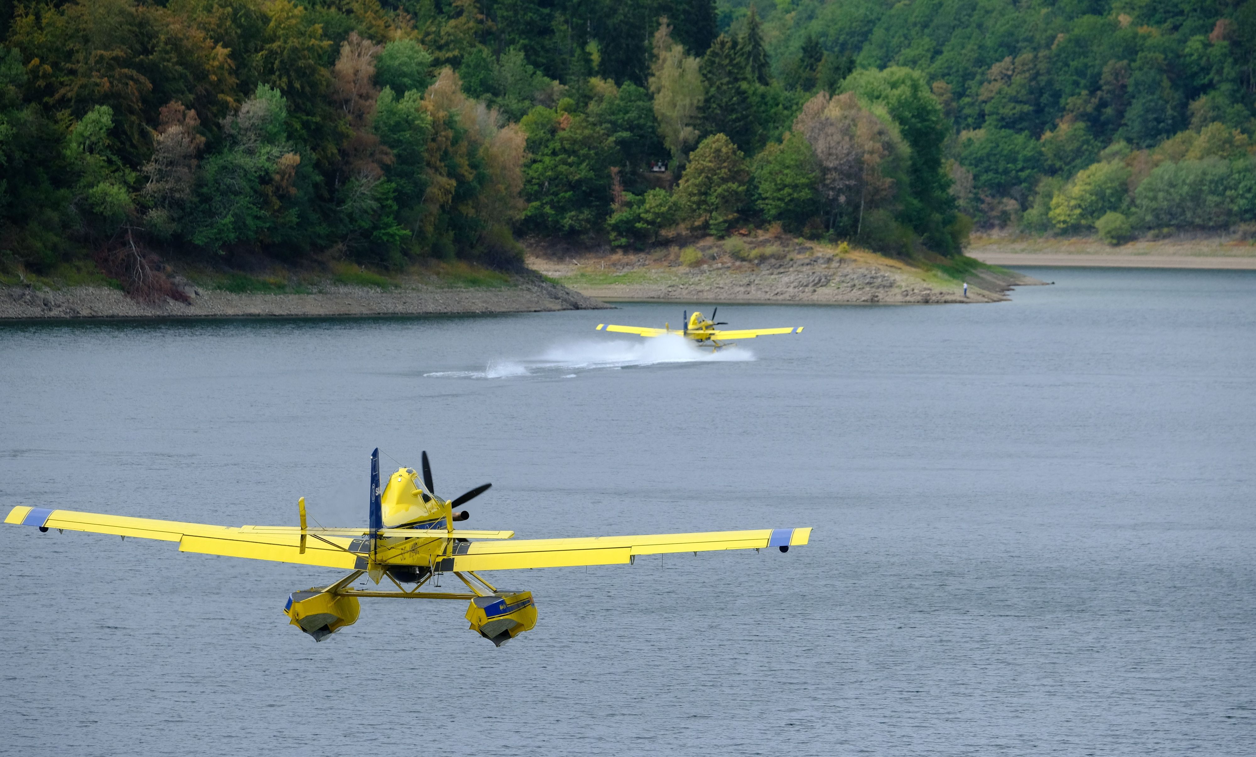 Zwei schwedische Löschflugzeuge wassern am Mittwoch, 19. August, auf der Oleftalsperre in Hellenthal, um Löschwasser für die Bekämpfung des Feuers im Hohen Venn aufzunehmen.